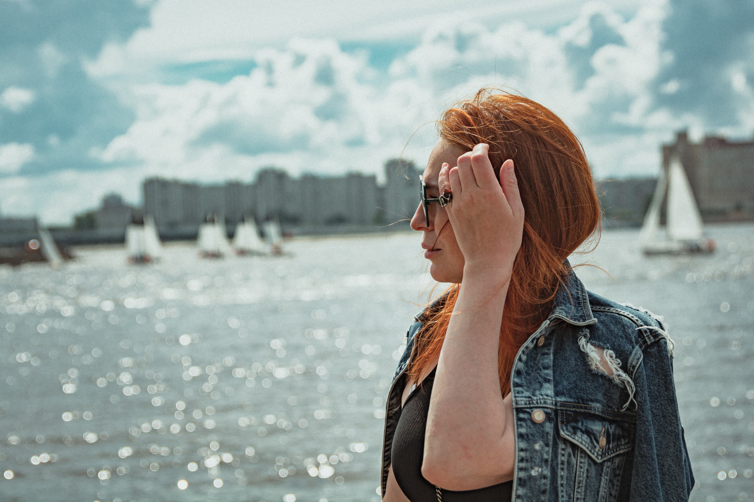 Рыжеволосая девушка портрет на фоне парусники