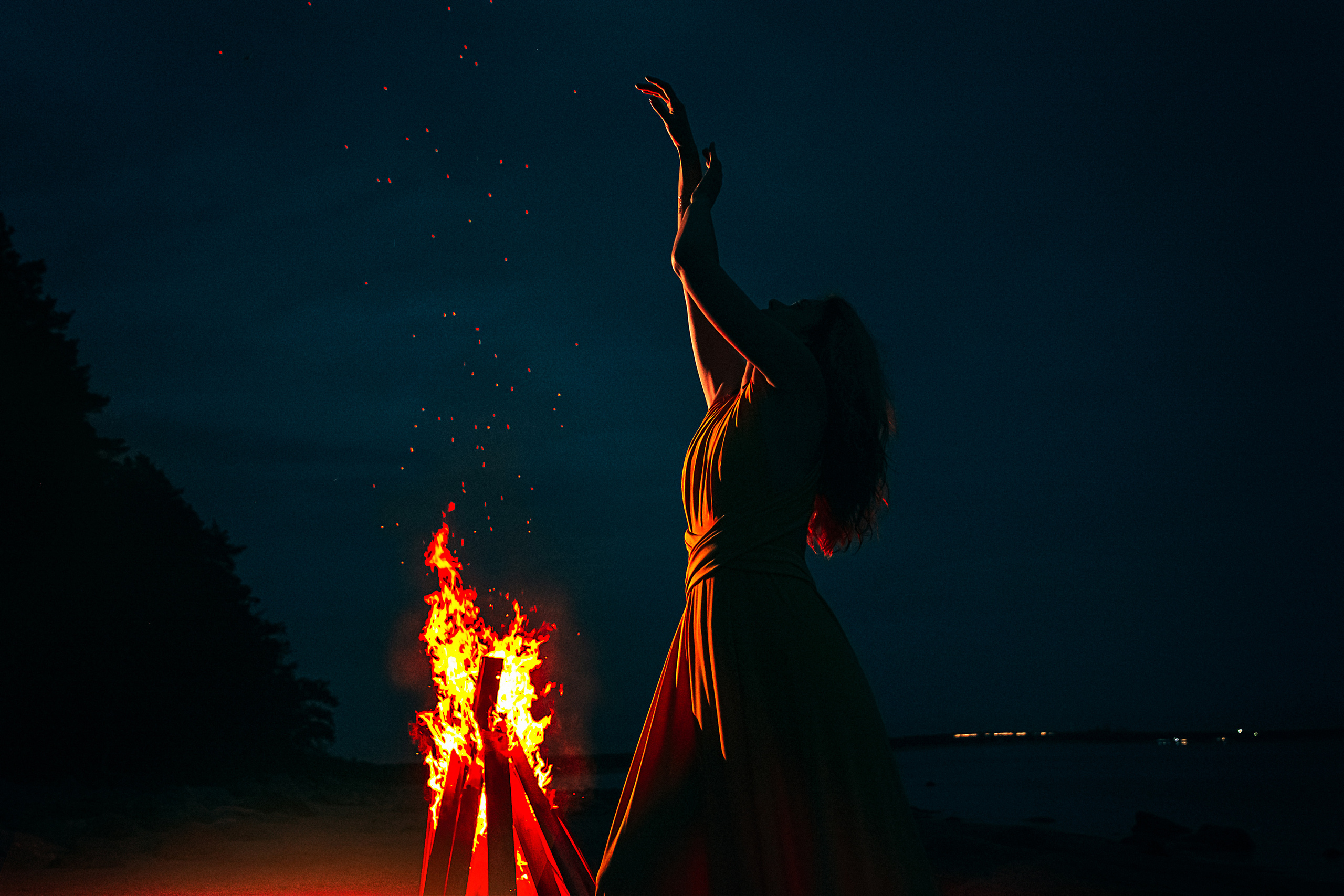 Валя. Съёмка на Финском заливе в воде и с огнём. Портретный фотограф в Санкт-Петербурге Дмитриева Наталия