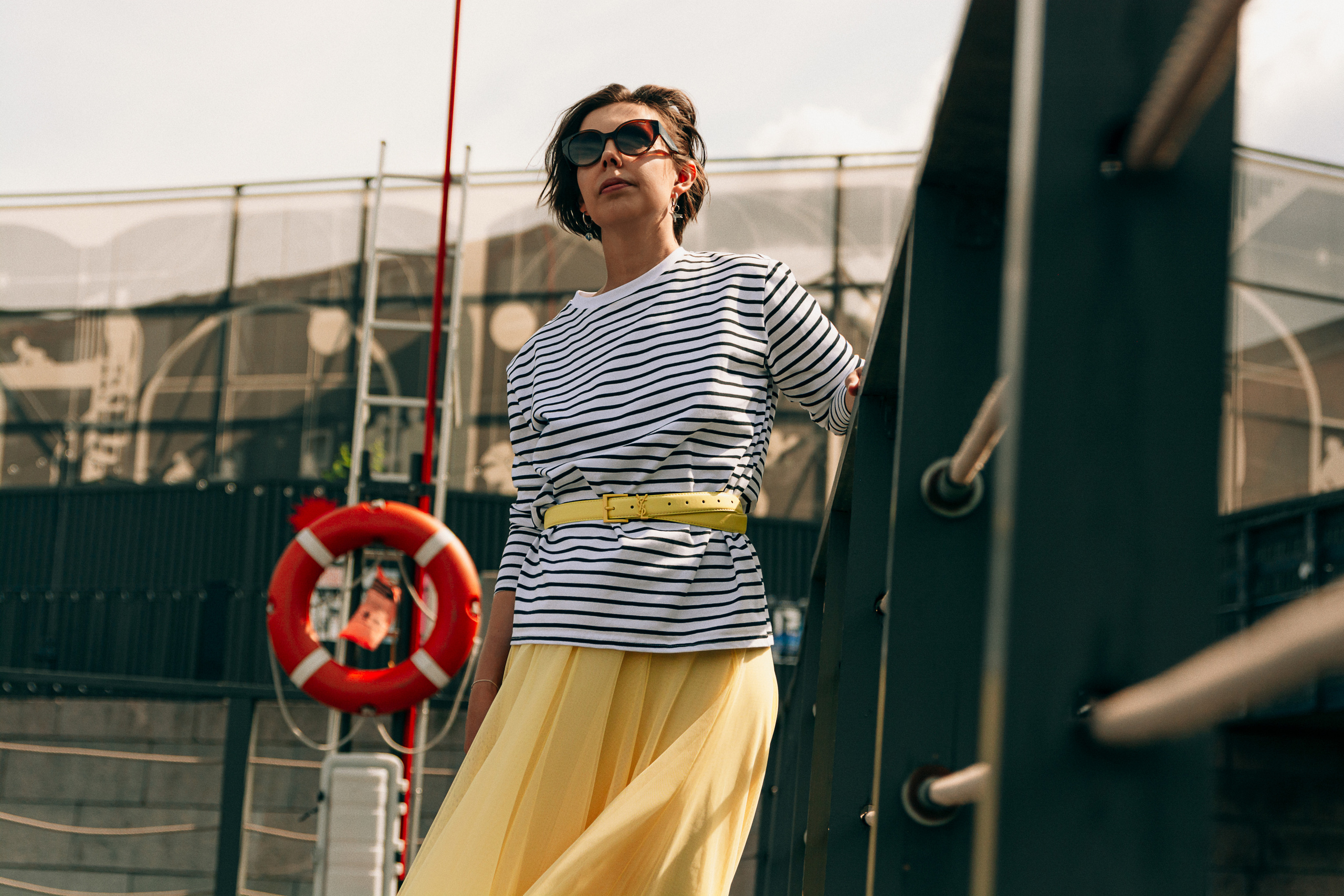 Стильная фотосессия в желтой юбке и тельняшке, наполняющая атмосферу Петербурга и дарящая взглядам кусочек Новой Голландии.