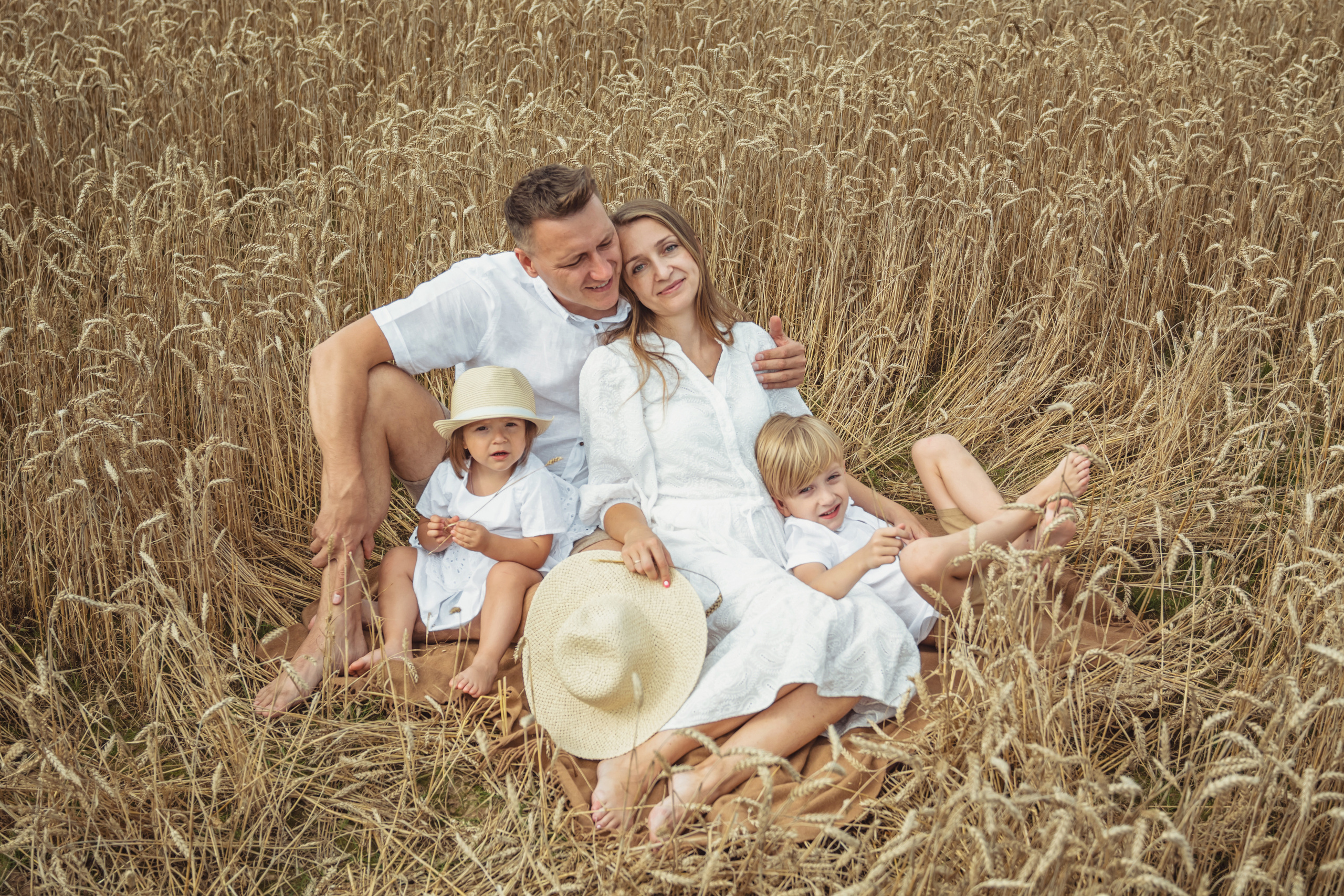 Анна и Александр. Семейная фотосессия в поле. Портретный фотограф в Санкт-Петербурге Дмитриева Наталия