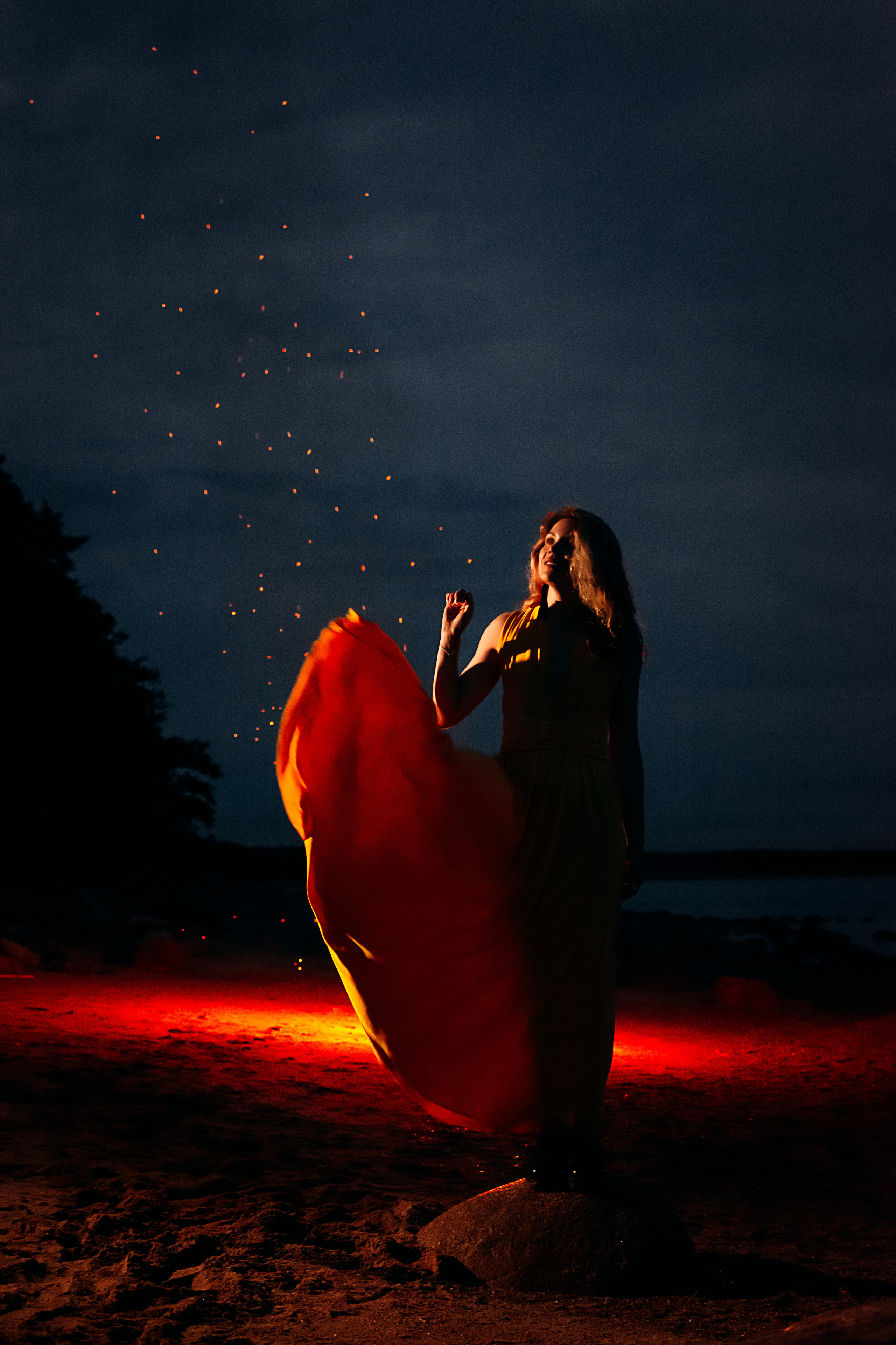 Валя. Съёмка на Финском заливе в воде и с огнём. Портретный фотограф в Санкт-Петербурге Дмитриева Наталия