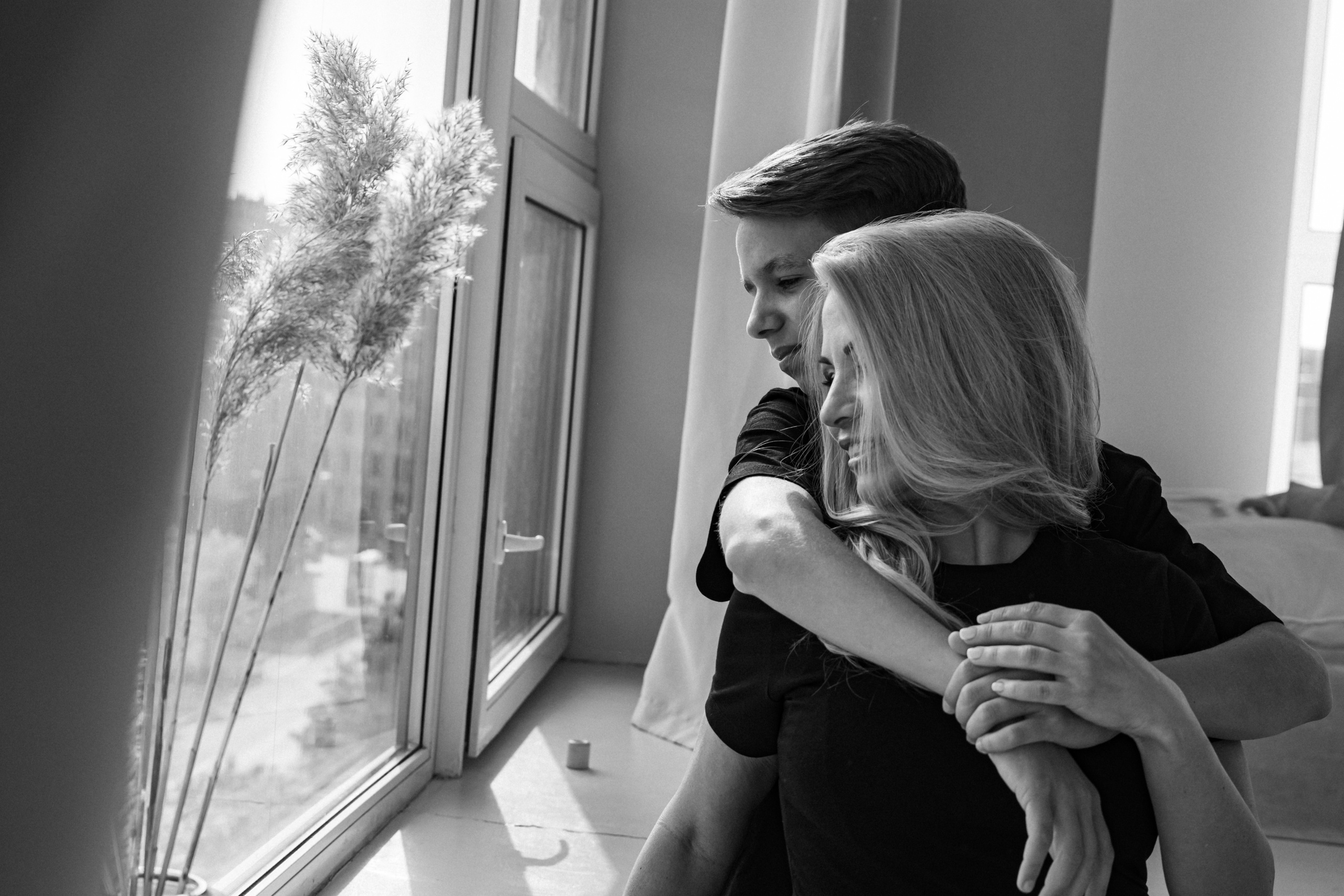 Фотография, которую нельзя смотреть без улыбки, передает искренность и непосредственность семейного счастья, которое находится в каждом моменте.