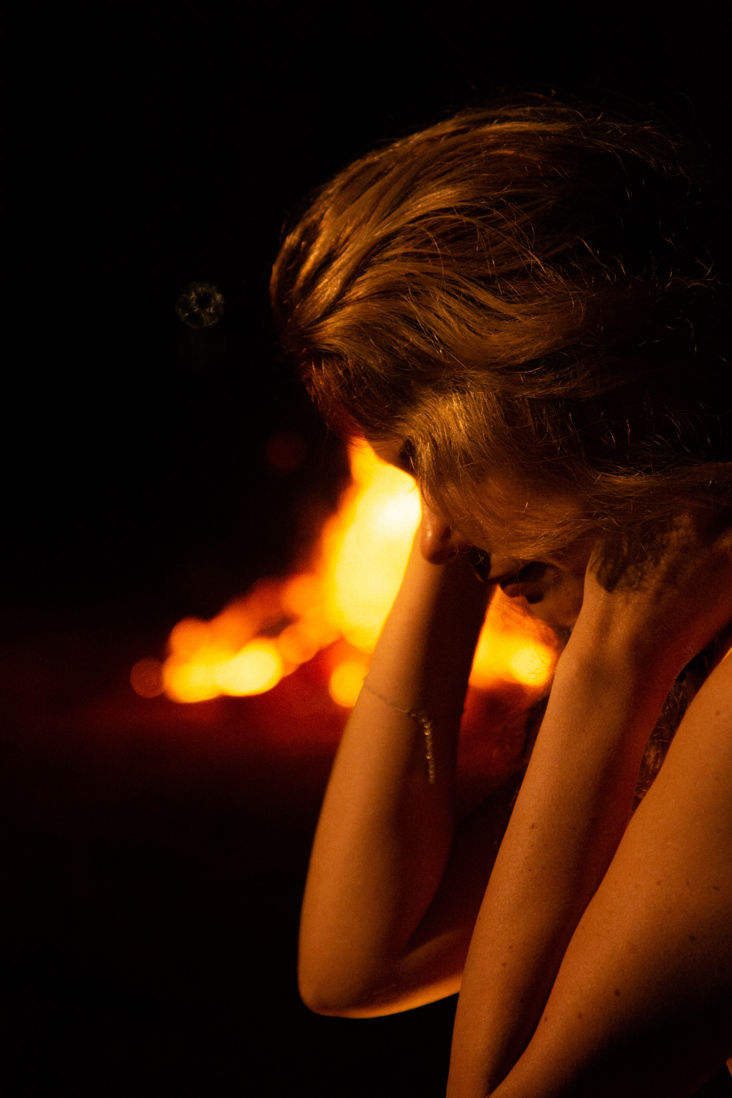 Валя. Съёмка на Финском заливе в воде и с огнём. Портретный фотограф в Санкт-Петербурге Дмитриева Наталия