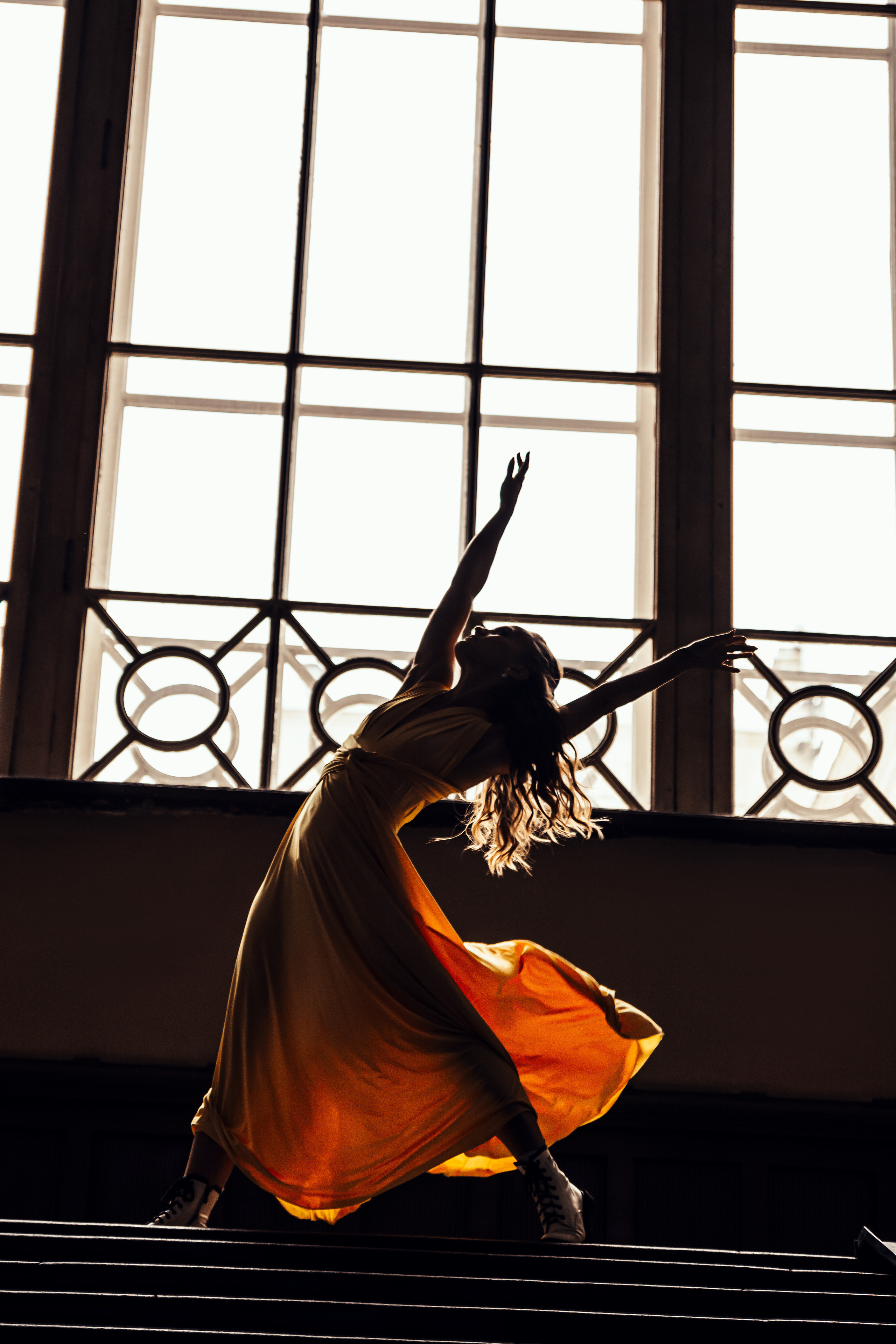 Стремительное движение танца выражено в пышном желтом платье на Витебском вокзале.