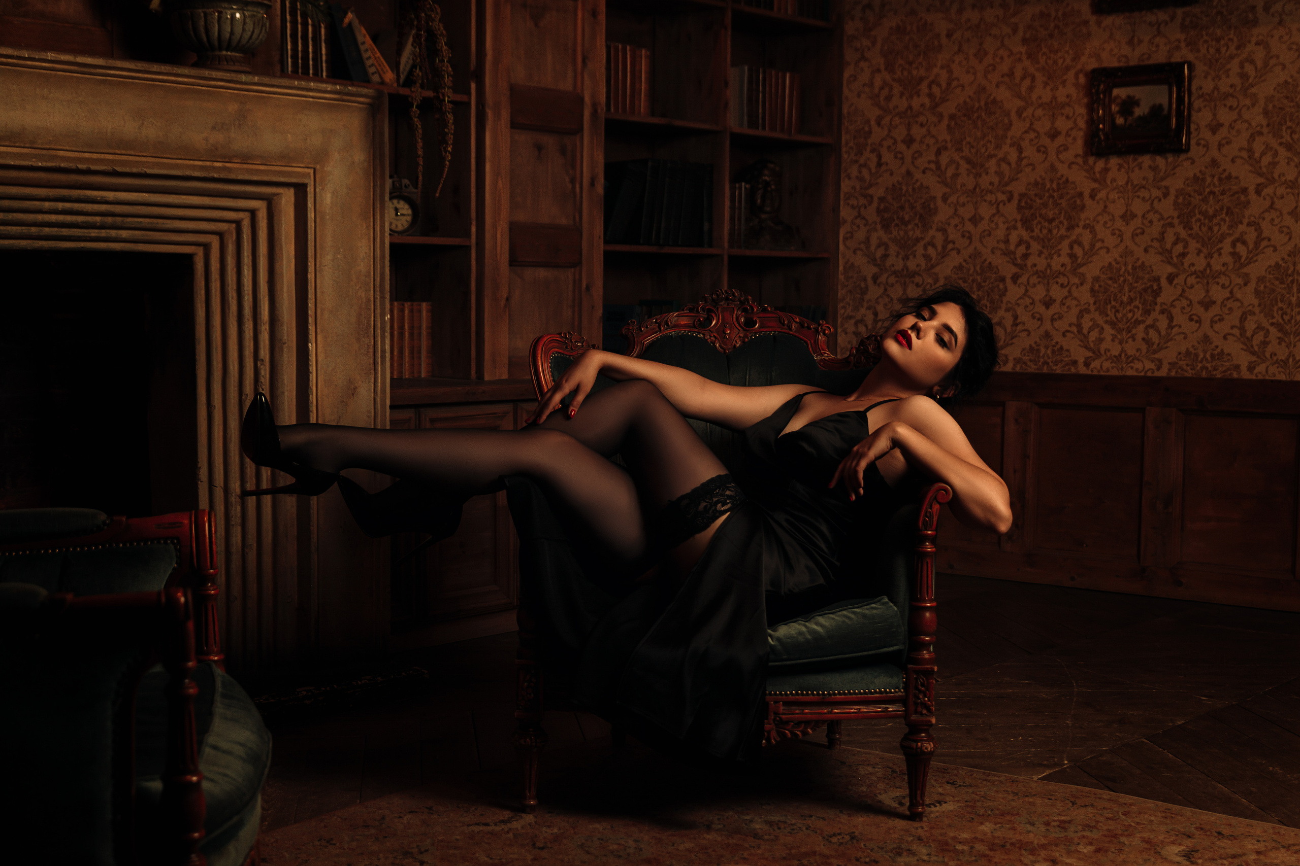 Ослепительное величие: вдохновленная образами Фабиана Переса, девушка в черном платье притягивает взгляды в полумраке