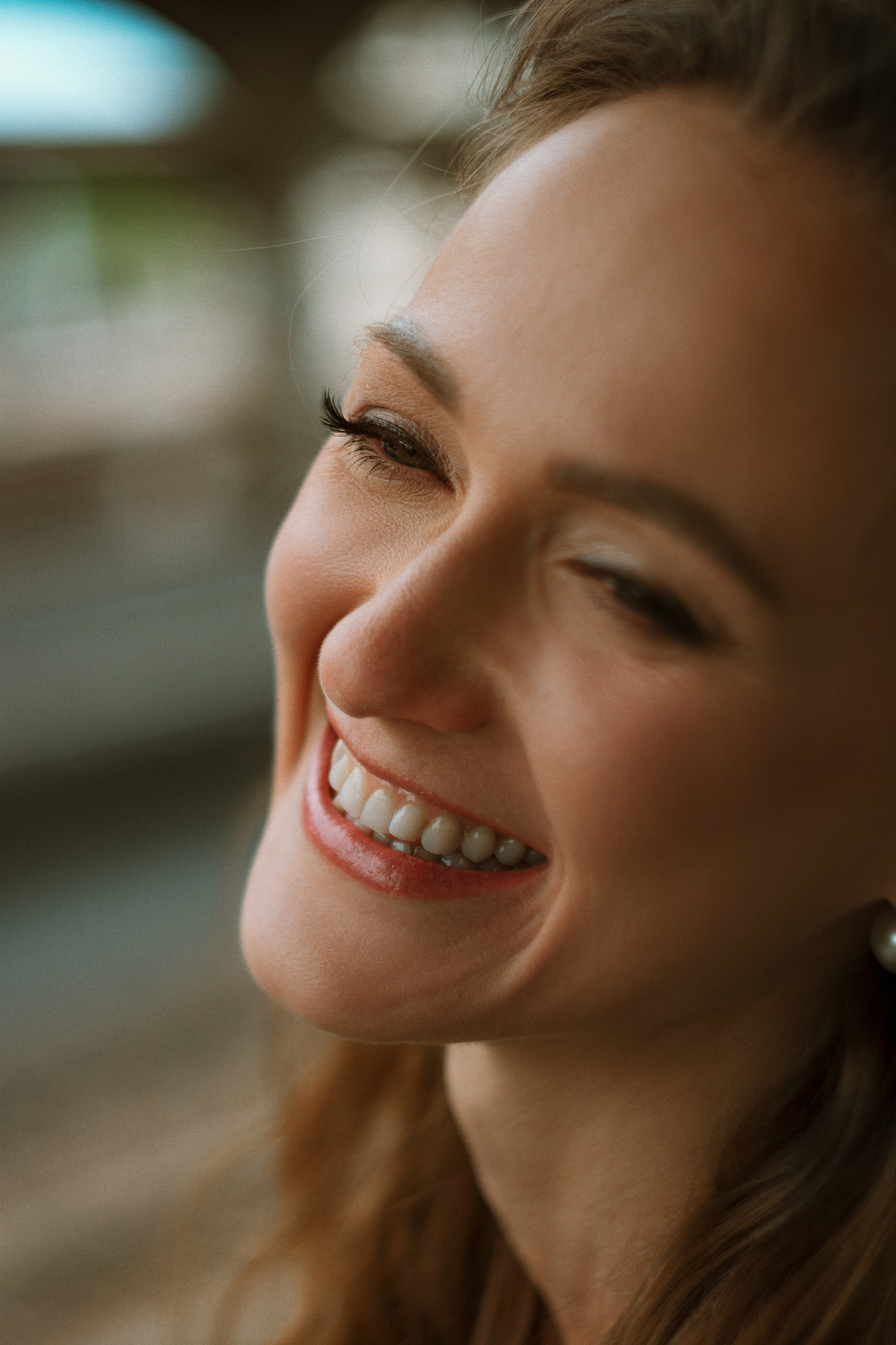 Портрет улыбающейся девушки в желтом платье на Витебском вокзале