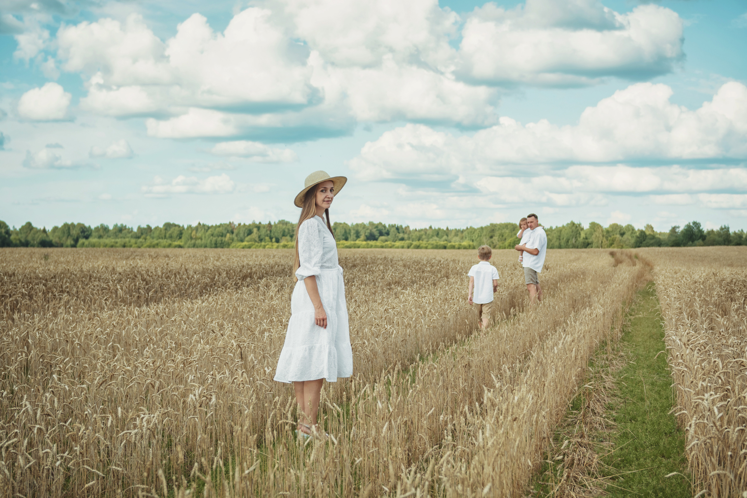 Анна и Александр. Семейная фотосессия в поле. Портретный фотограф в Санкт-Петербурге Дмитриева Наталия