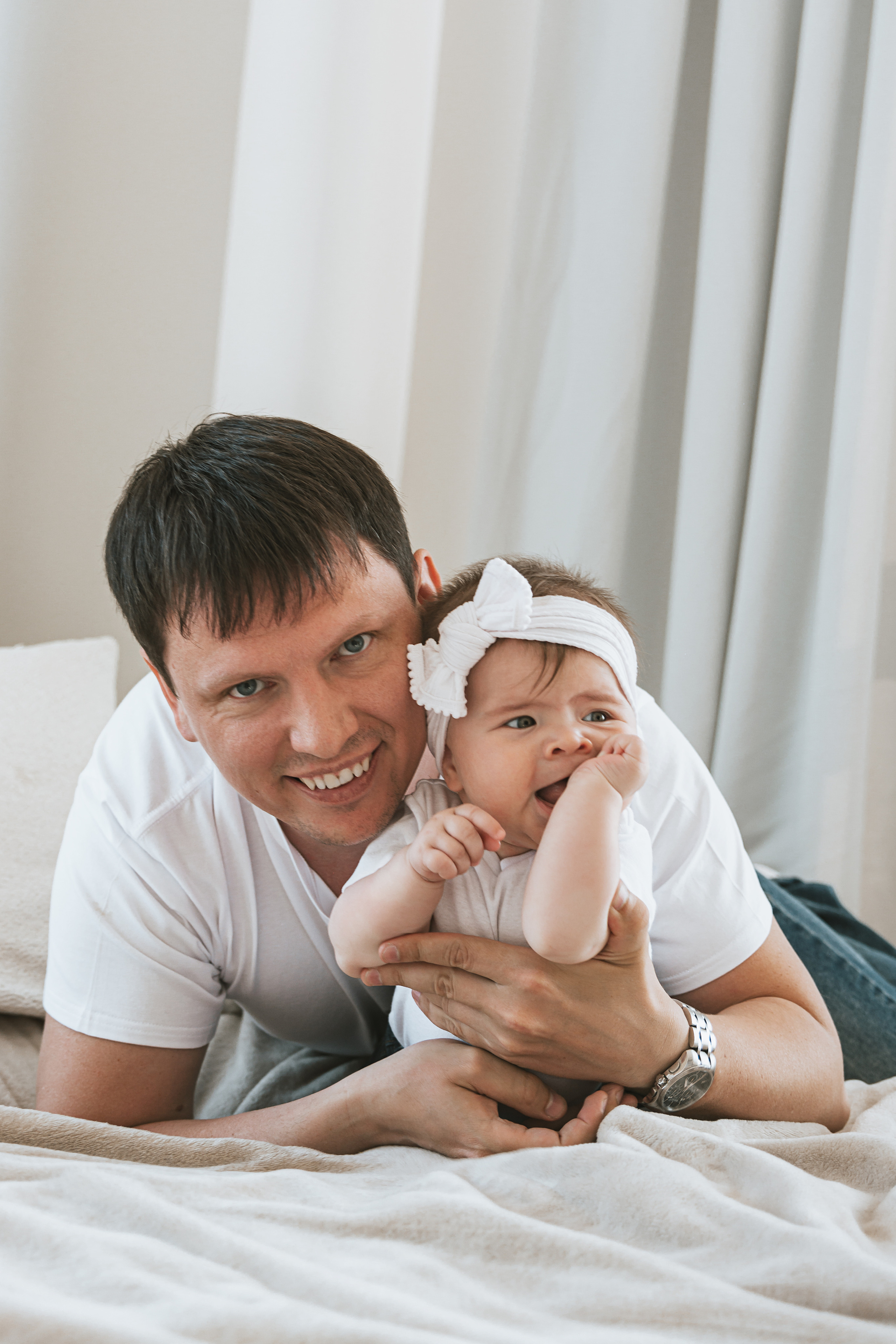 Ласковый папа, нежно обнимающий свою маленькую дочку, создает неповторимые моменты любви и счастья.