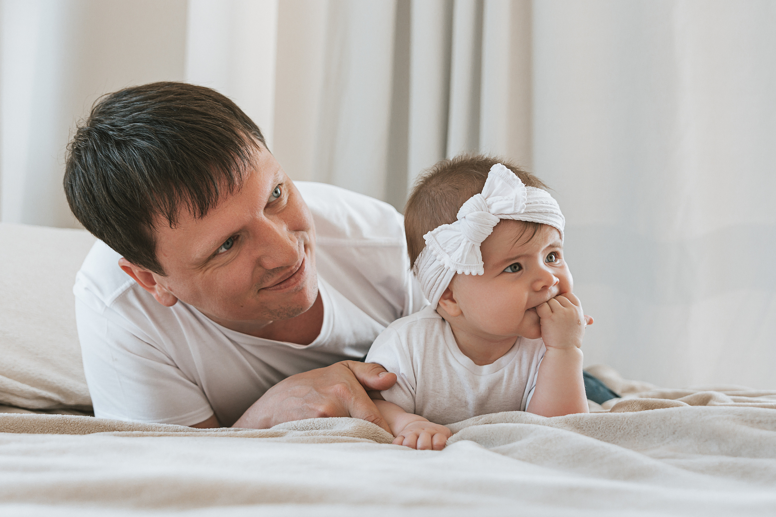 На этой фотографии запечатлены трогательные моменты детства, когда папа и дочка проводят время вместе, полные радости и заботы