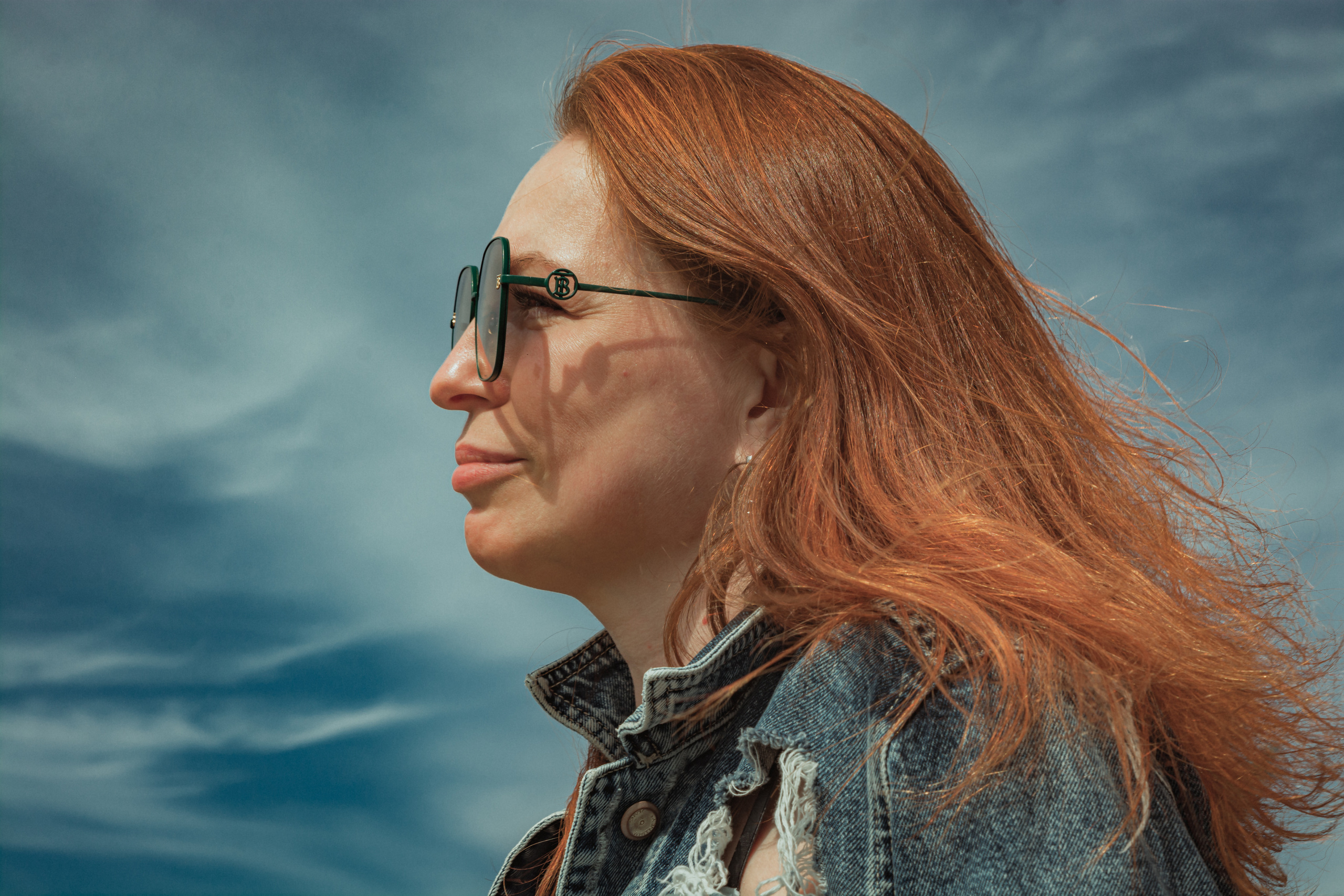 Рыжеволосая девушка красивое небо