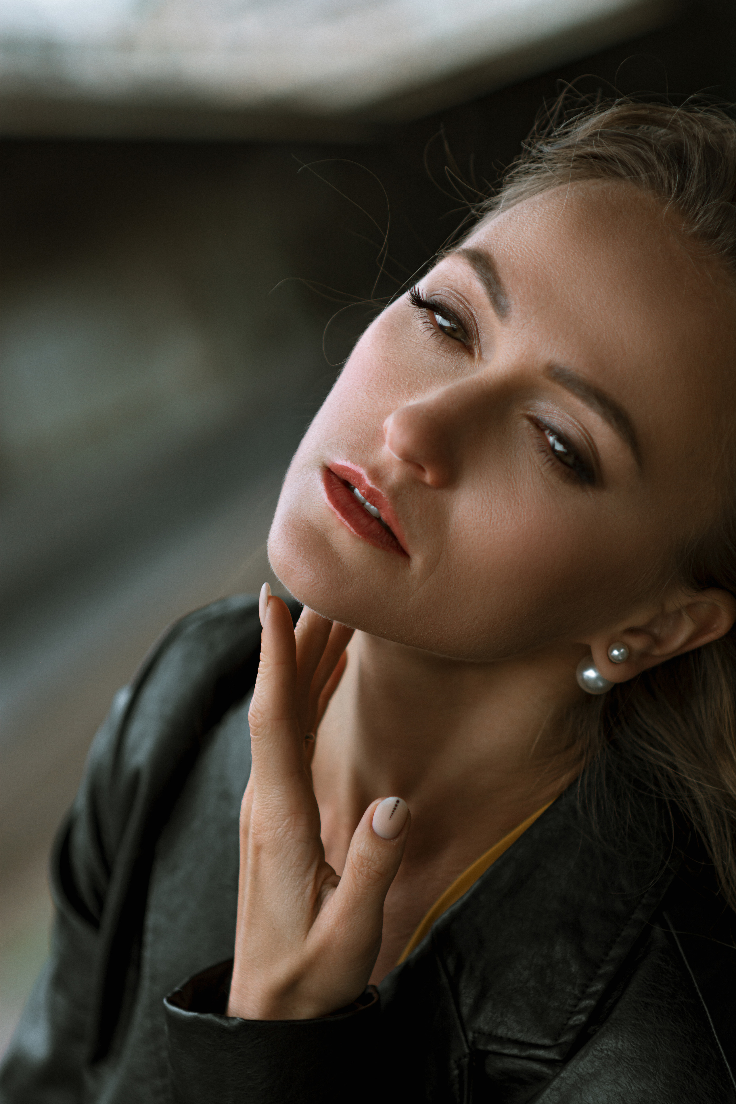 Портрет девушки в желтом платье на Витебском вокзале