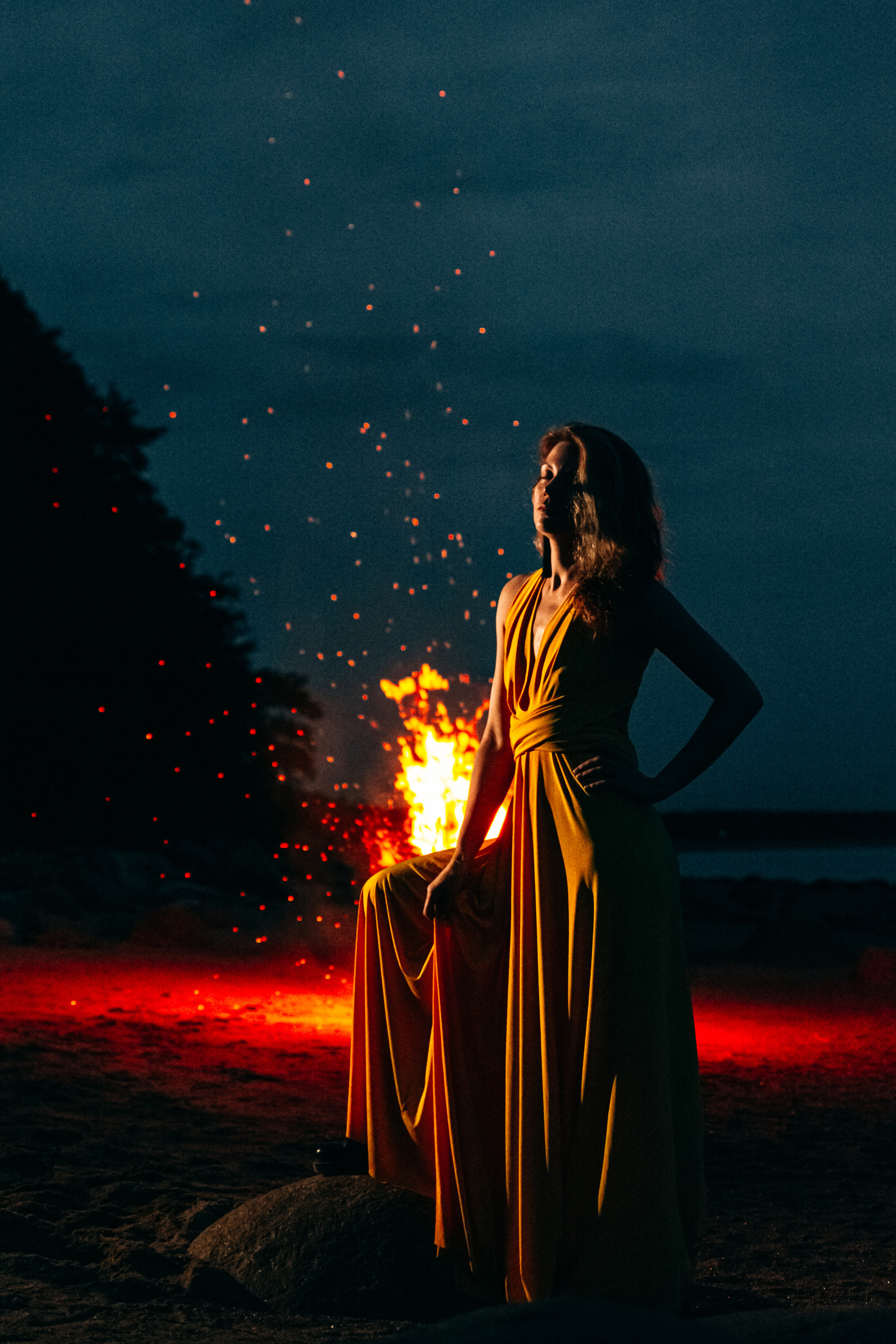 Валя. Съёмка на Финском заливе в воде и с огнём. Портретный фотограф в Санкт-Петербурге Дмитриева Наталия