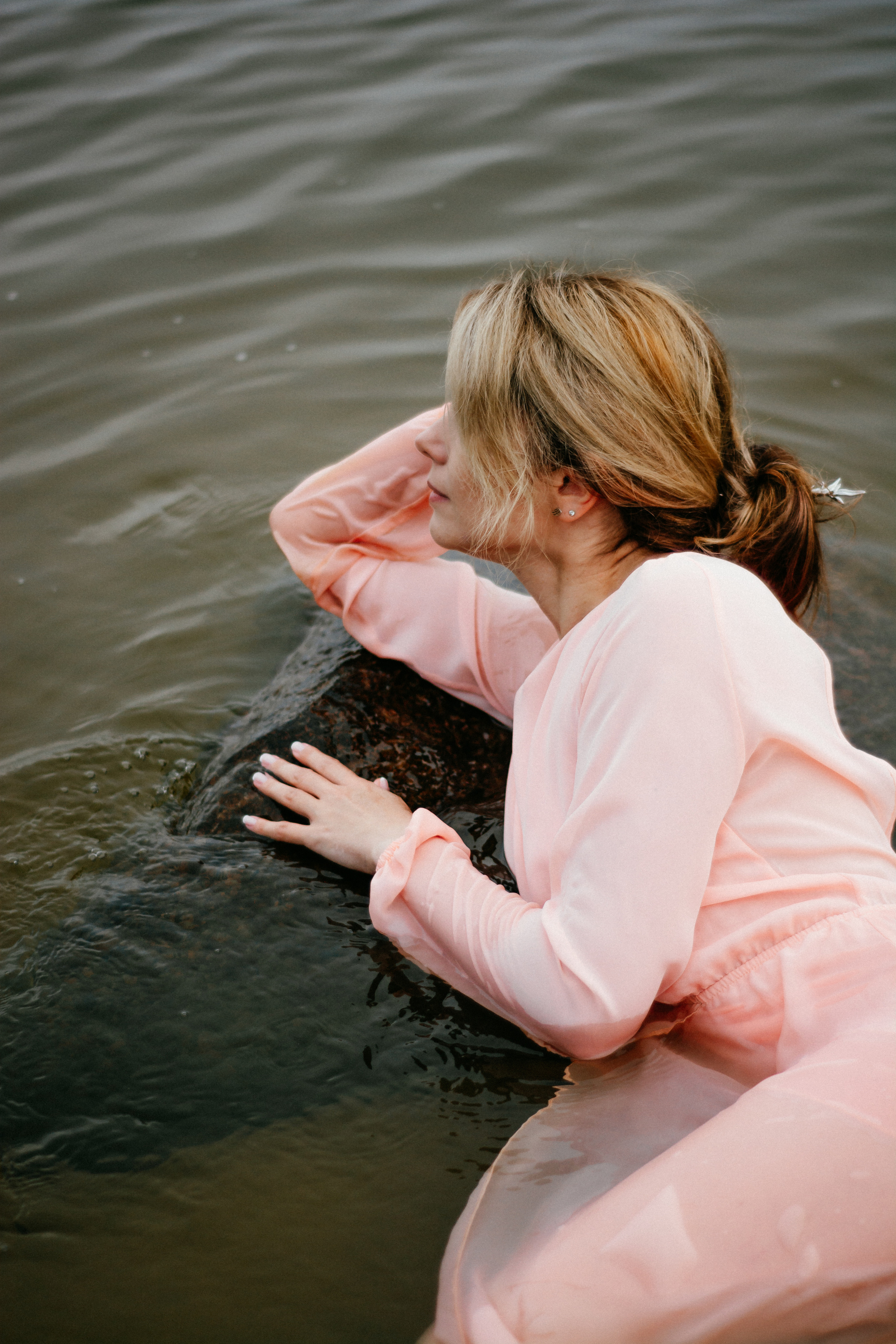 Валя. Съёмка на Финском заливе в воде и с огнём. Портретный фотограф в Санкт-Петербурге Дмитриева Наталия