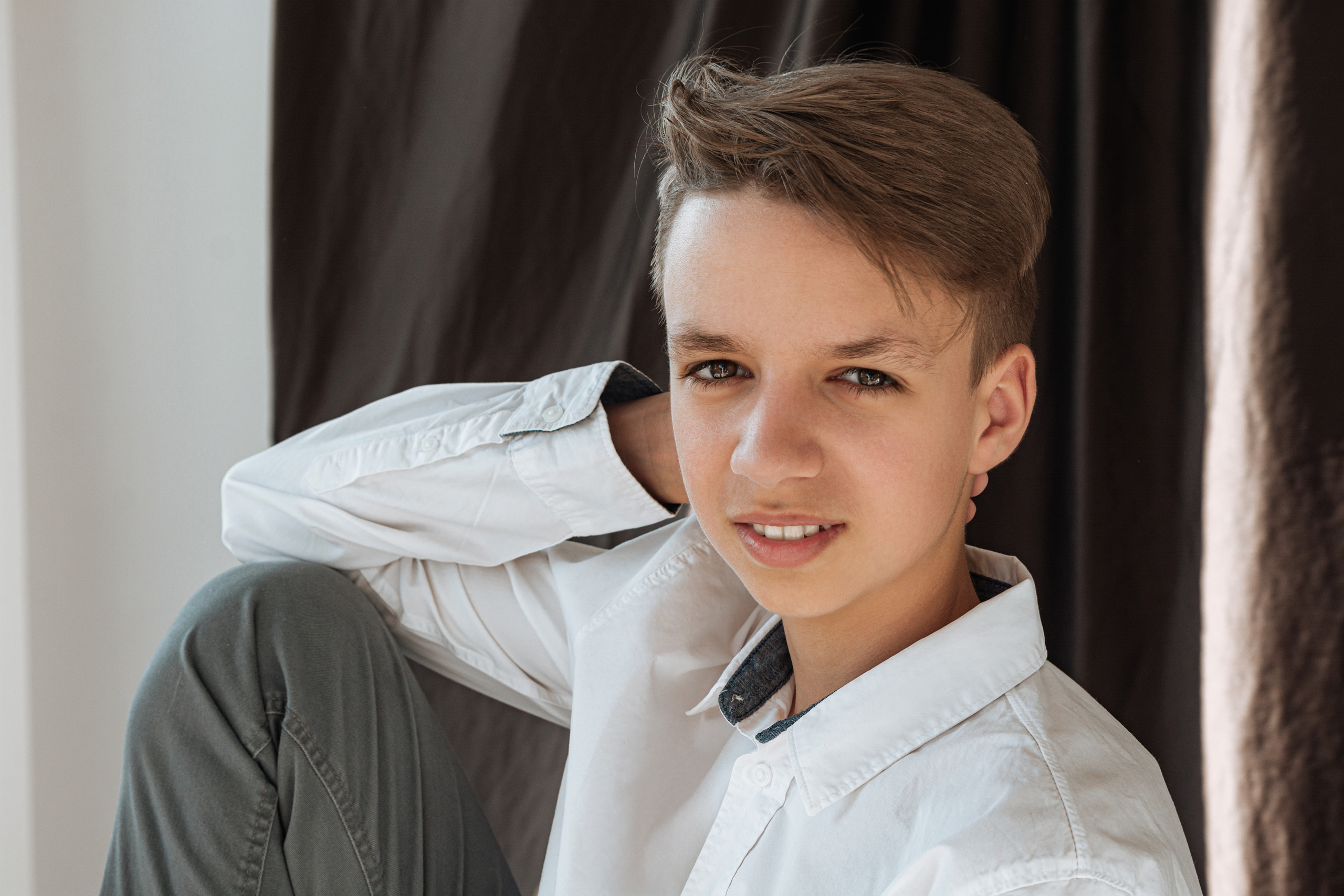 Фотография талантливого и привлекательного старшего брата, обладающего не только внешней привлекательностью, но и индивидуальностью и обаянием.