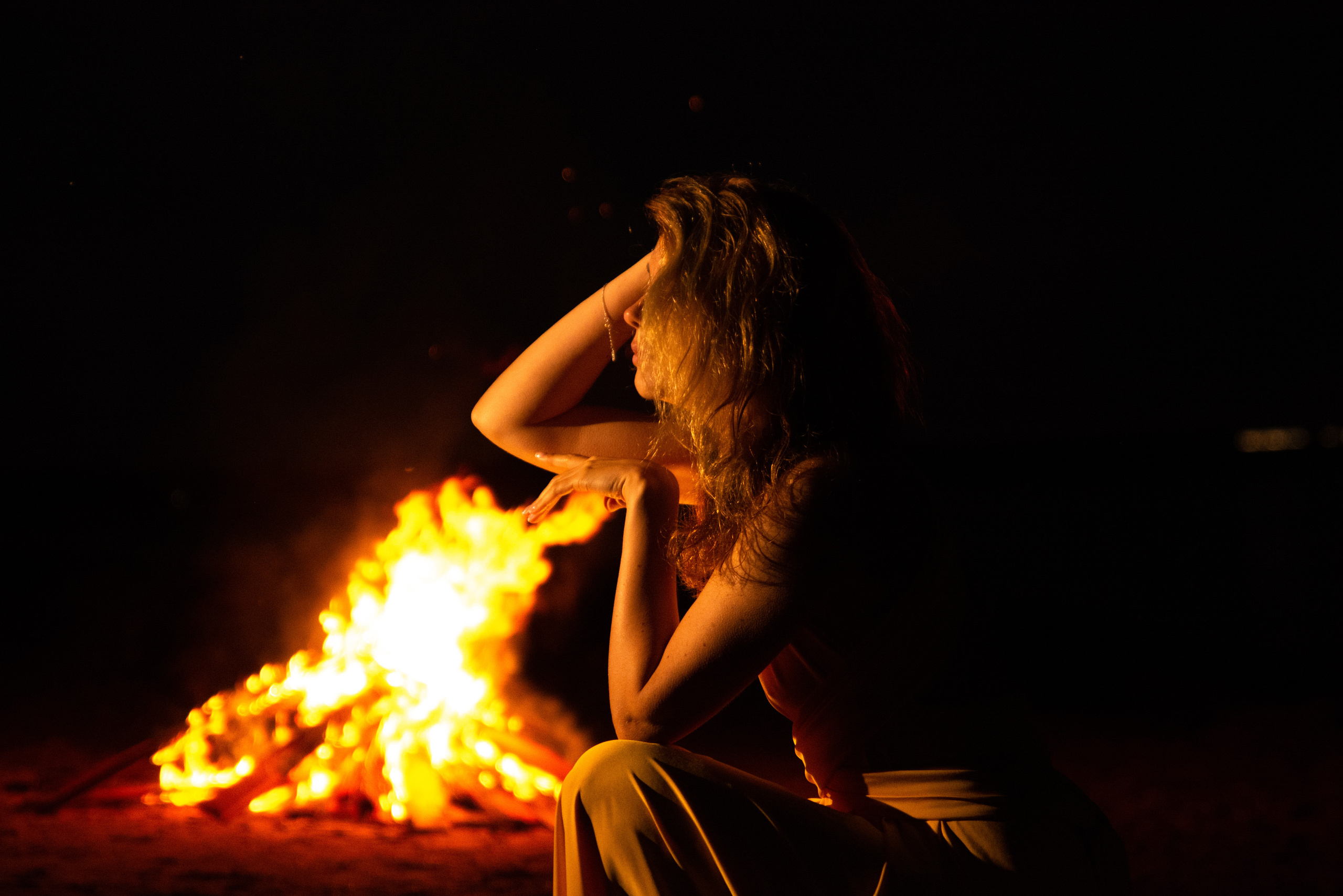 Валя. Съёмка на Финском заливе в воде и с огнём. Портретный фотограф в Санкт-Петербурге Дмитриева Наталия