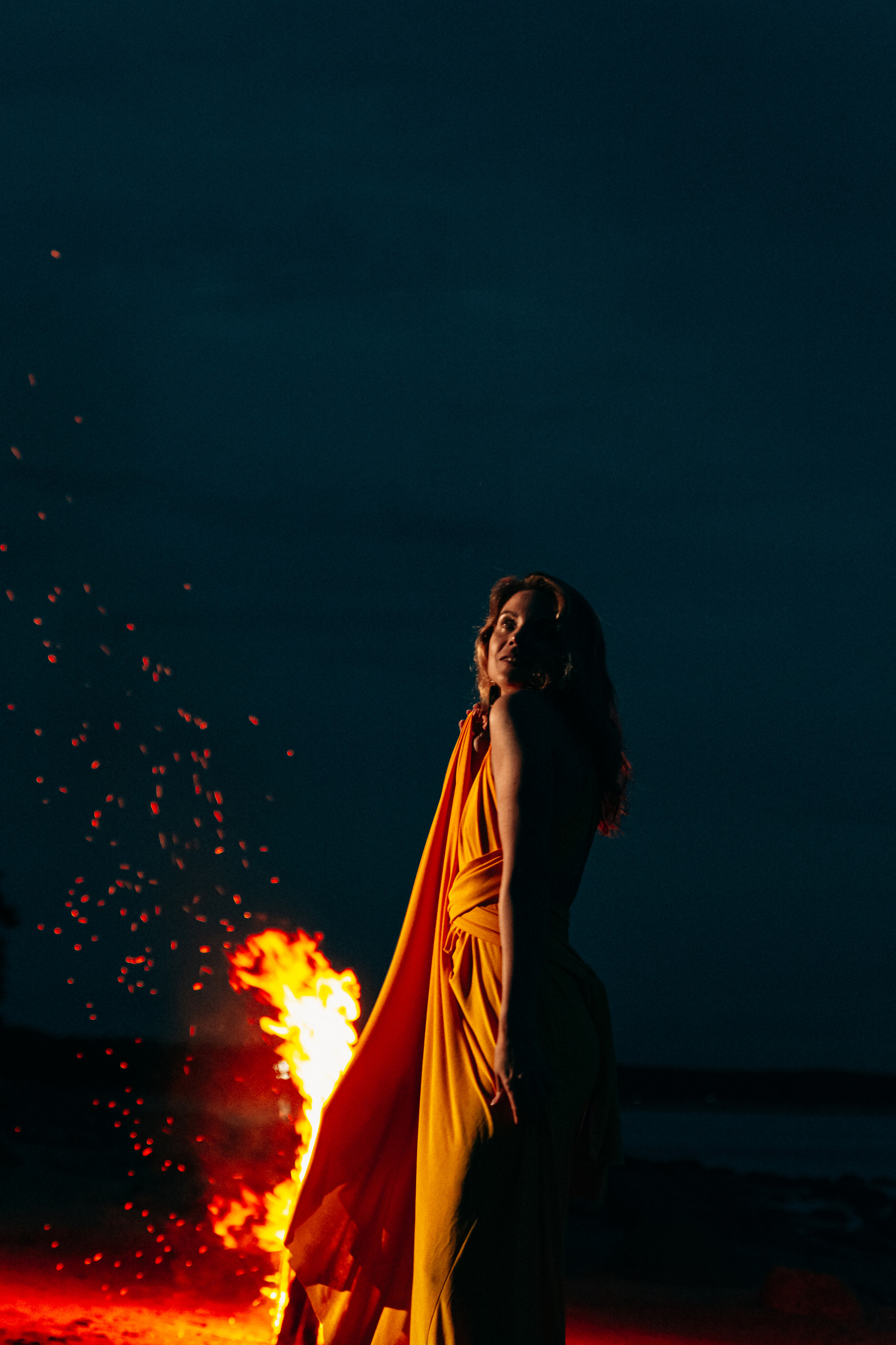 Валя. Съёмка на Финском заливе в воде и с огнём. Портретный фотограф в Санкт-Петербурге Дмитриева Наталия
