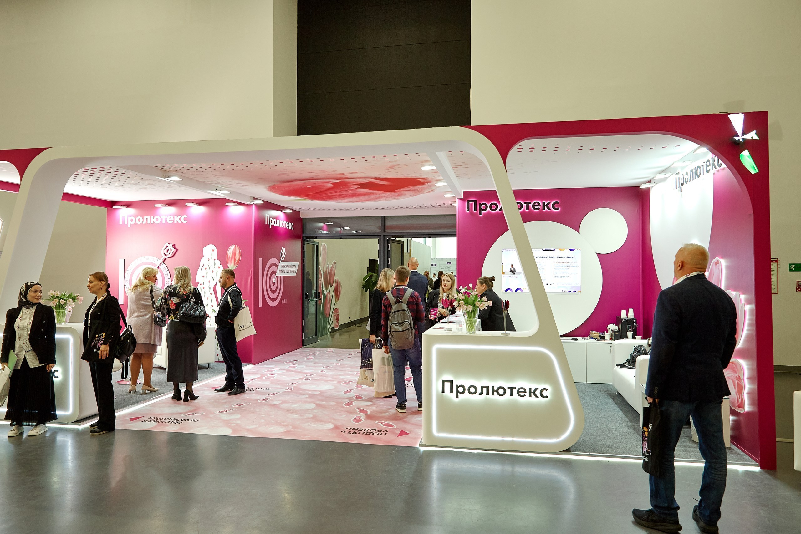 Стенд компании Angelini Pharma / Конференция РАРЧ 2023. Антон Артюшин, портретный фотограф. Москва