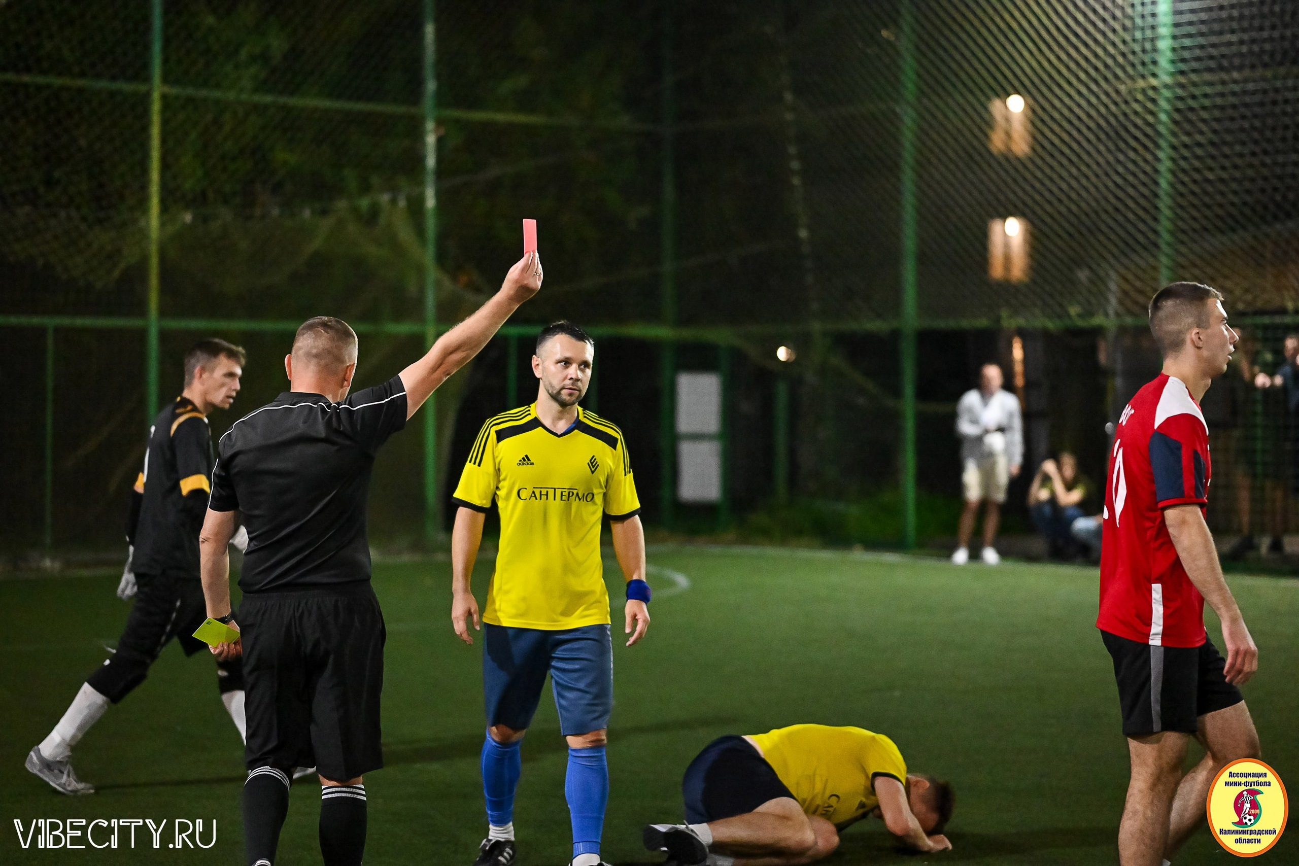 ФИНАЛЬНЫЕ ИГРЫ КУБКА МИНИ-ФУТБОЛЬНОЙ ЛИГИ И КУБКА КОРПОРАТИВНОЙ МФЛ 2025. VIBECITY.RU Вайб Сити Ру Фоторепортажи Фотоотчеты Калининград