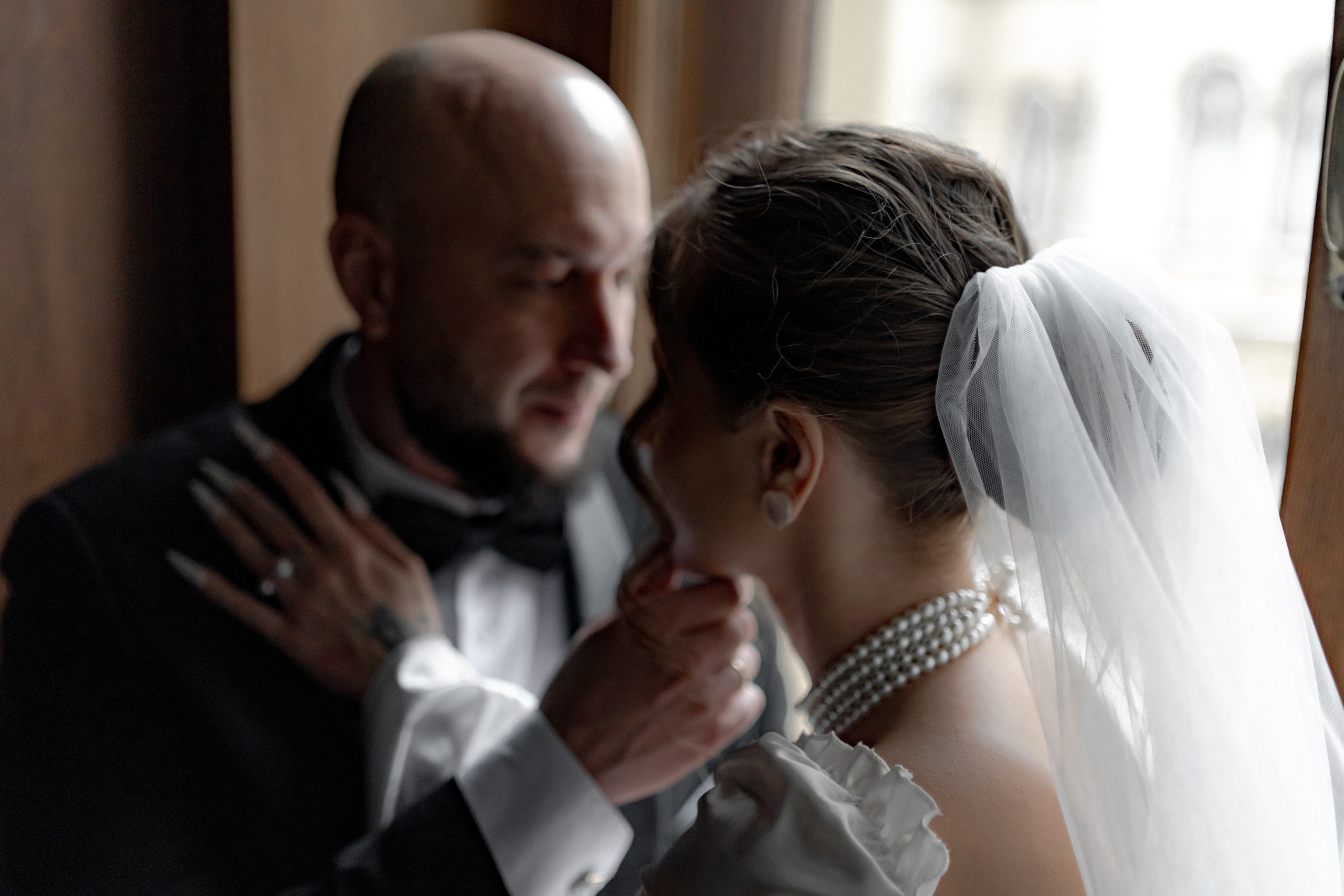 жених трогает невесту за лицо во Дворце Великого Князя Владимира