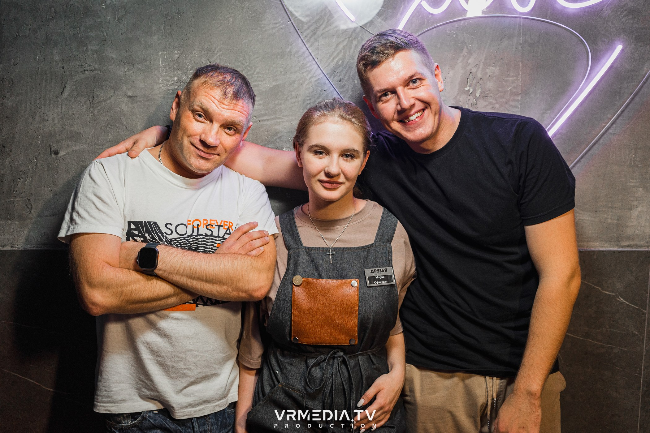 Бумажный дом в баре «Друзья»