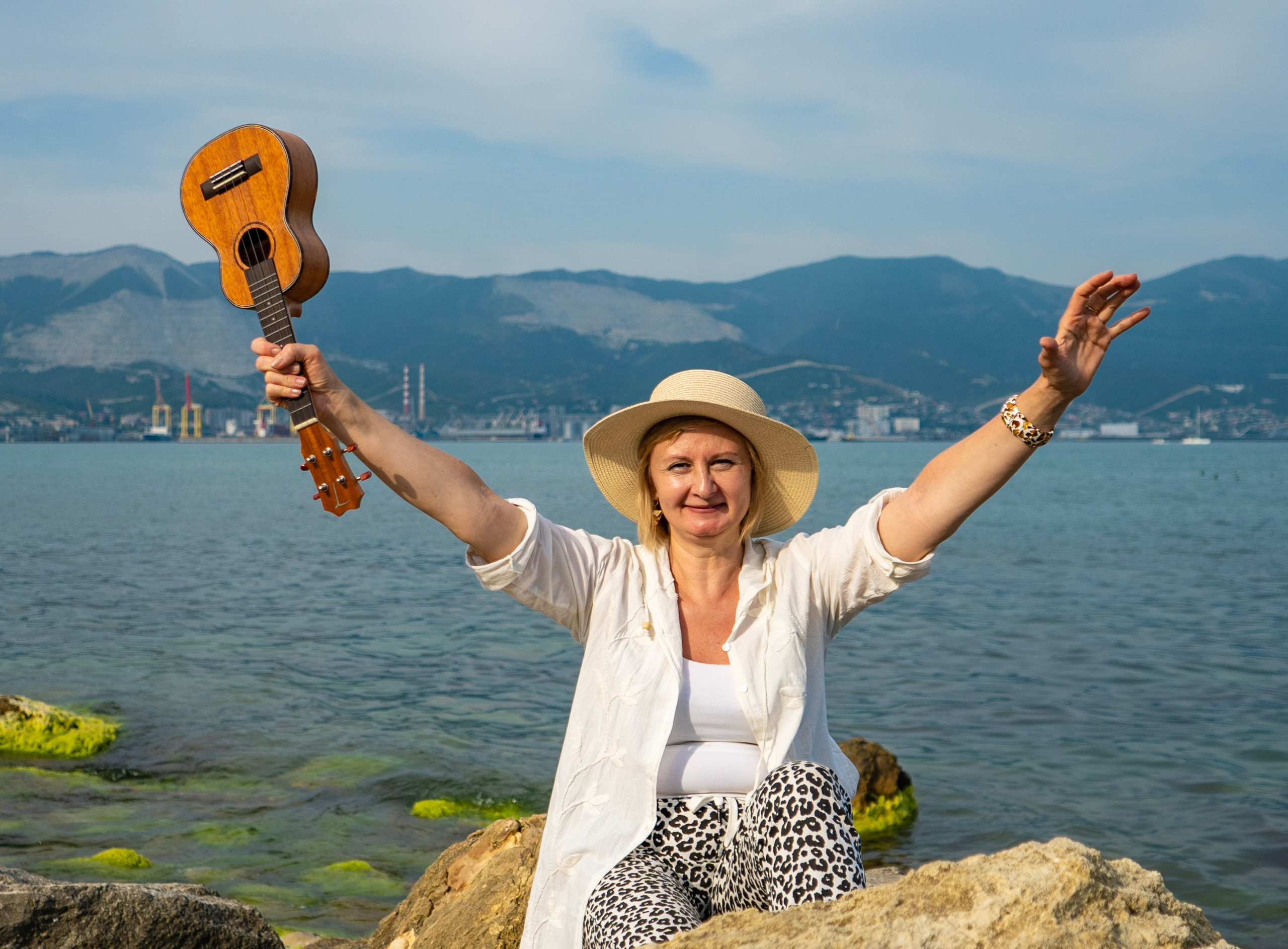 Съемка в центре Новороссийска. Семейный и детский фотограф Екатерина Черняева. Снимаю портреты, love story, фотопрогулки, работаю на улице, в кафе, студии, дома у клиента