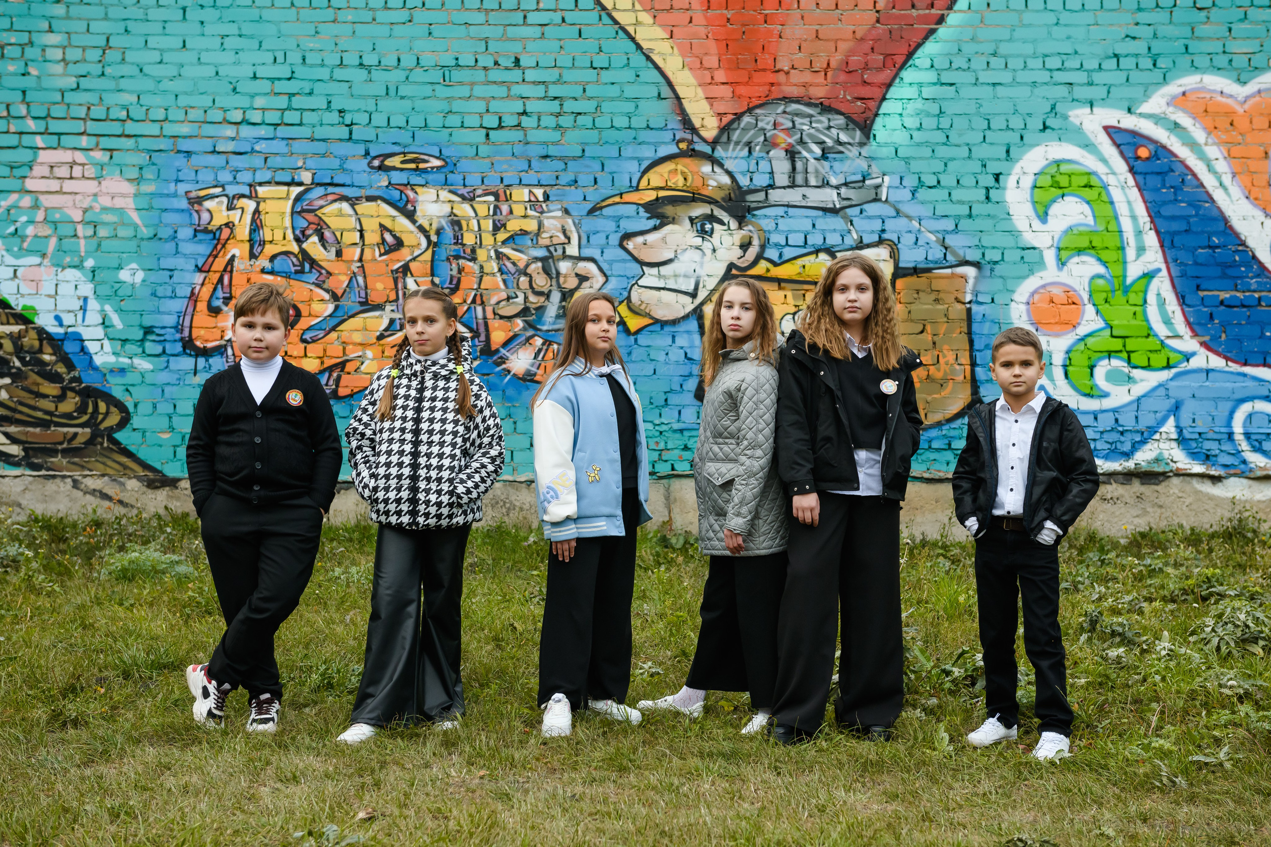 Четвероклассники позируют для школьного альбома. Выпускные альбомы в Курске