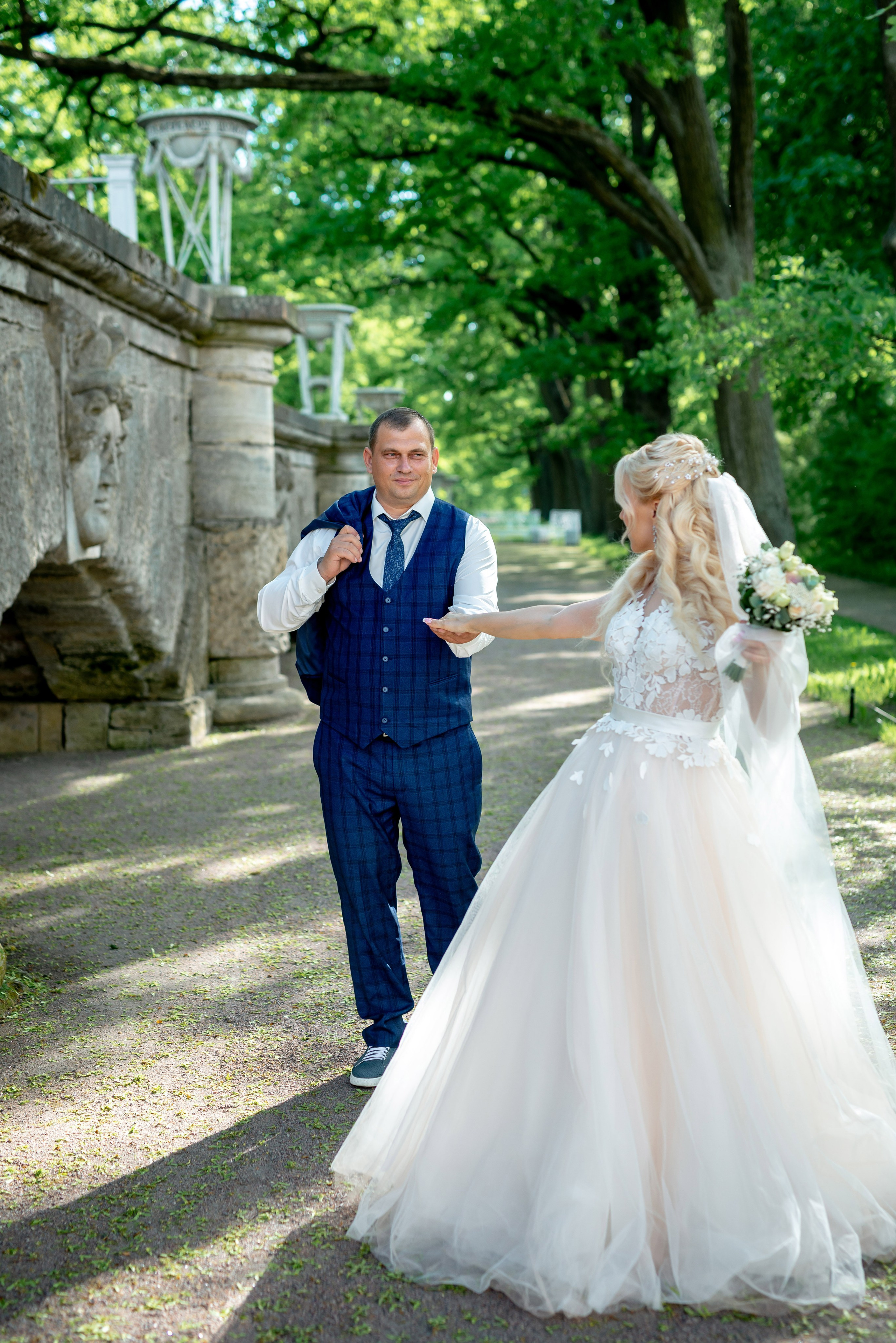 Евгения (фотосессия с малиновым chevrolet camaro, в сирени в Пушкине в Екатерининском парке). Портретный, семейный и свадебный фотограф в Санкт-Петербурге и в Пушкине Ширяев Денис