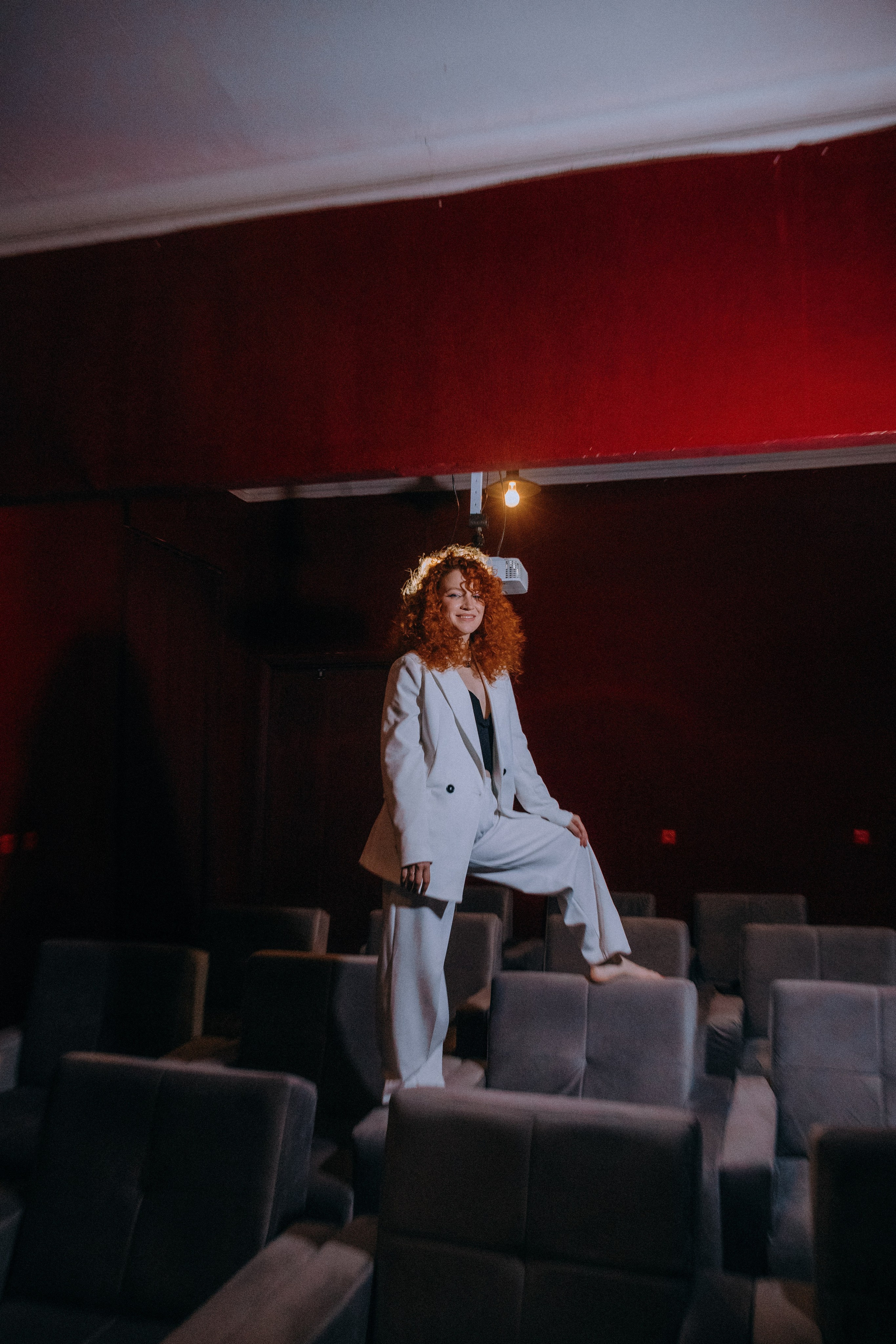 Женская фотосессия Тбилиси Грузия в кинотеатре. Свадебный фотограф Грузия Тбилиси