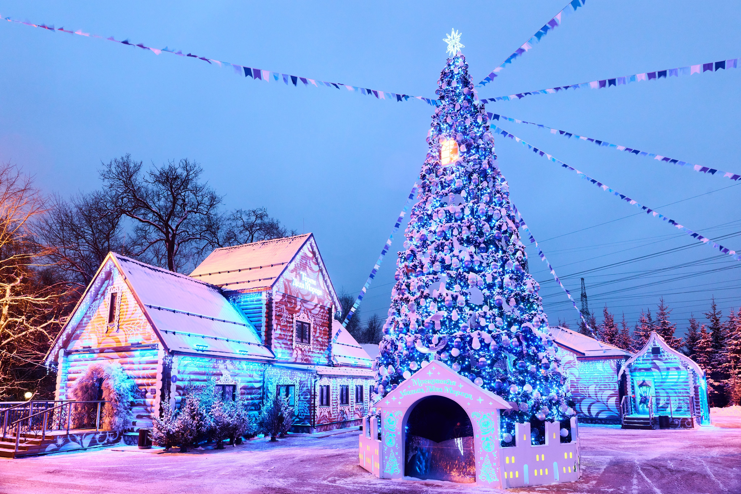 Терема Усадьбы Деда Мороза вечером. Никита Хохловский фото и видео продакшн