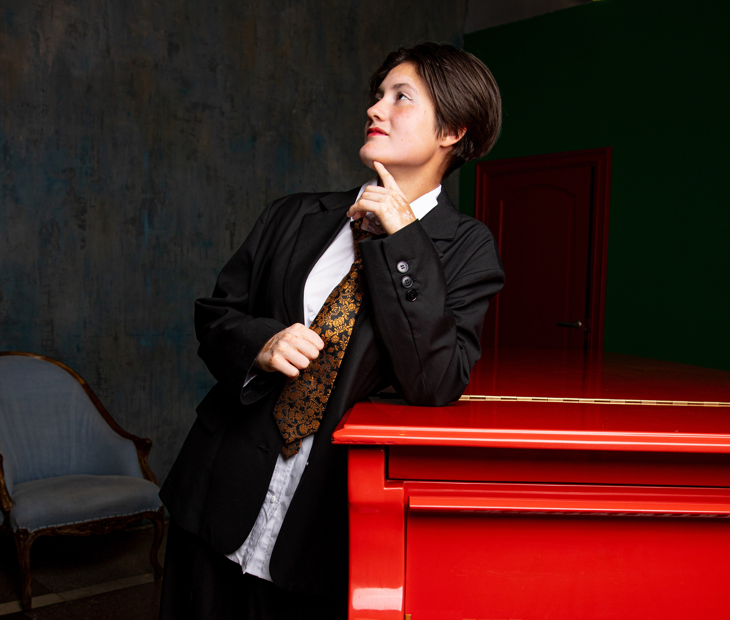 Съемка с красным роялем. Индивидуальные и семейные съемки в Москве. Портретный фотограф Наталья Олейник