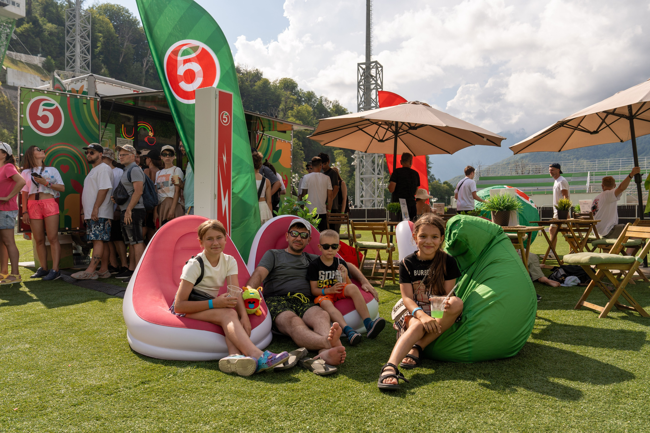 Фотоотчет партнеской интеграции для сети «Пятерочка» на фестивале «Grounded». Репортажный фотограф в Красной Поляне и Сочи Павлюченко Екатерина