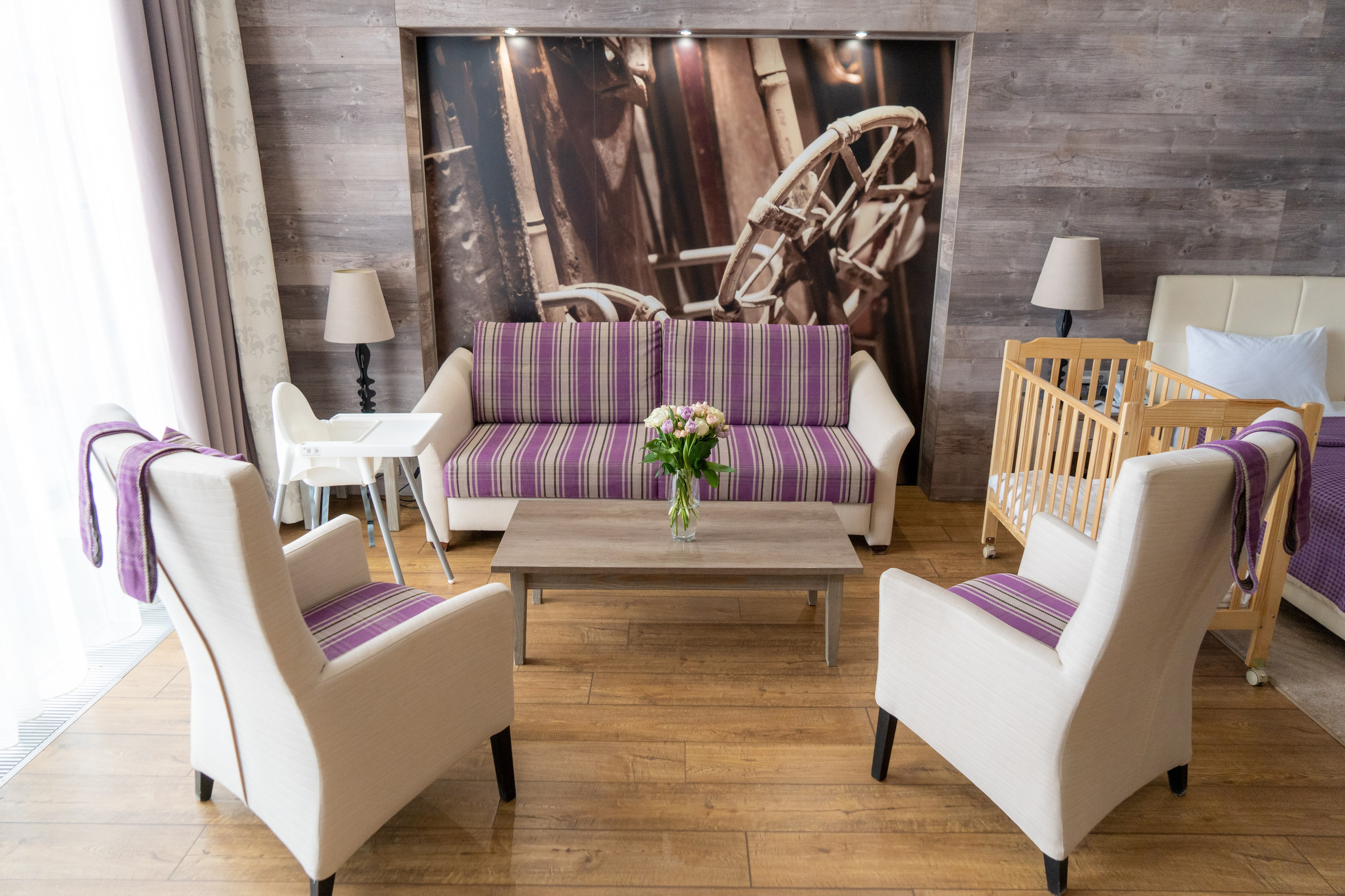 Номер полулюкс в отеле 1389 Газпром Поляна с детскими принадлежностями. Репортажный фотограф в Красной Поляне и Сочи Павлюченко Екатерина