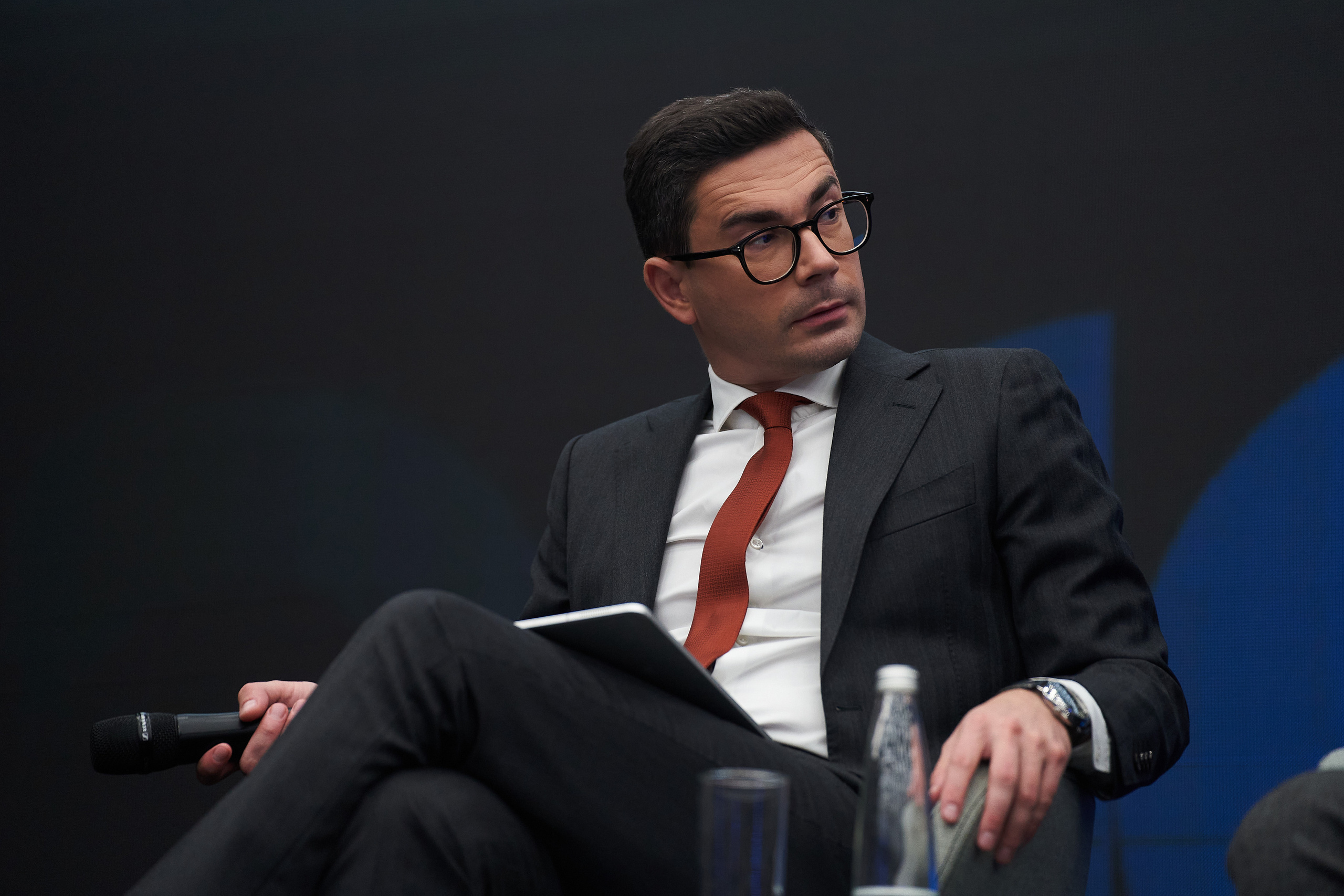 Телеведущий телеканала РБК в роли модератора на оффлайн мероприятии о майнинге в России. 2023 год.