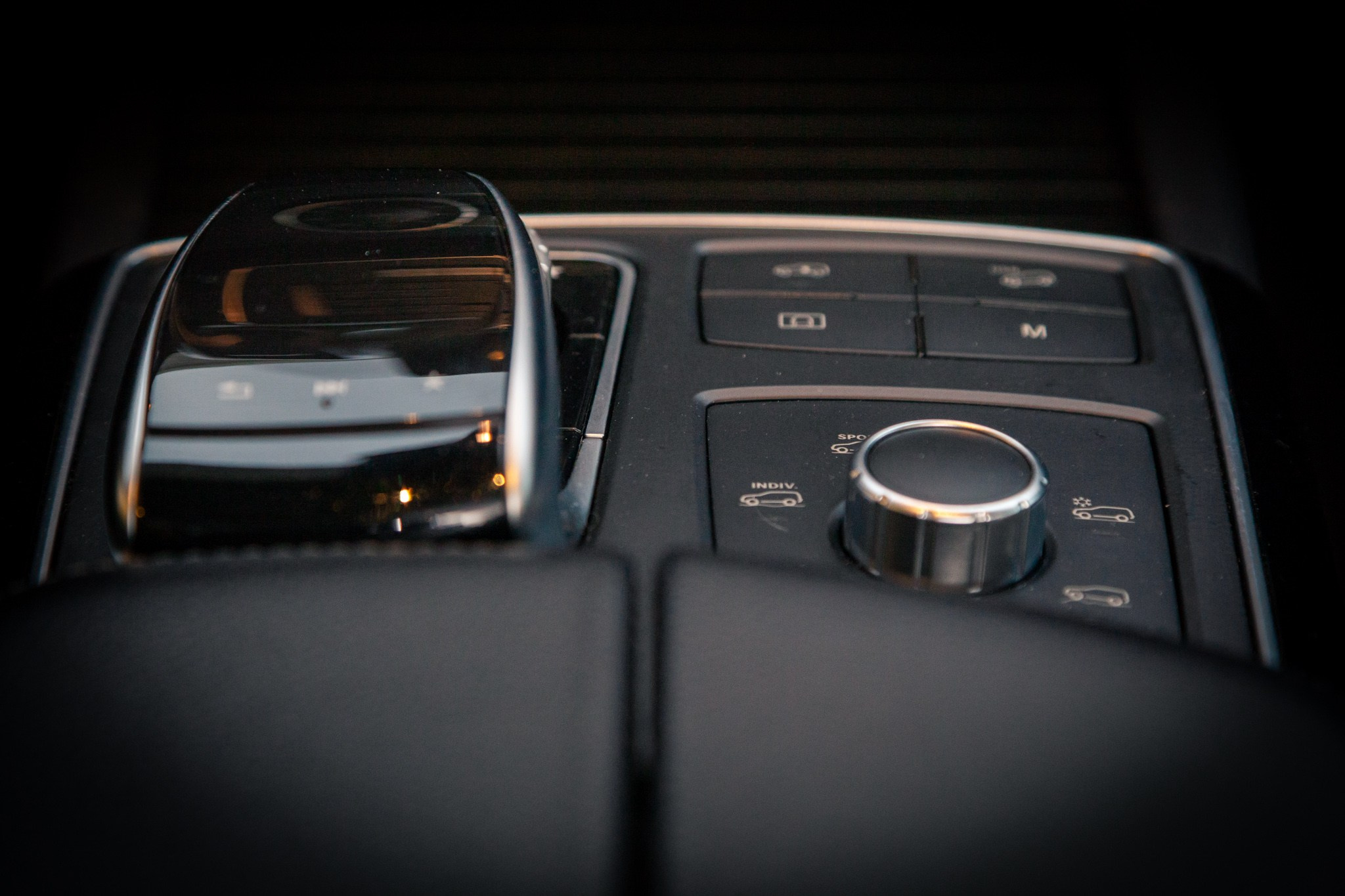 Центральная консоль Mercedes-Benz с удобным управлением климат-контролем и аудиосистемой. Черный кожаный салон подчеркивает премиальность