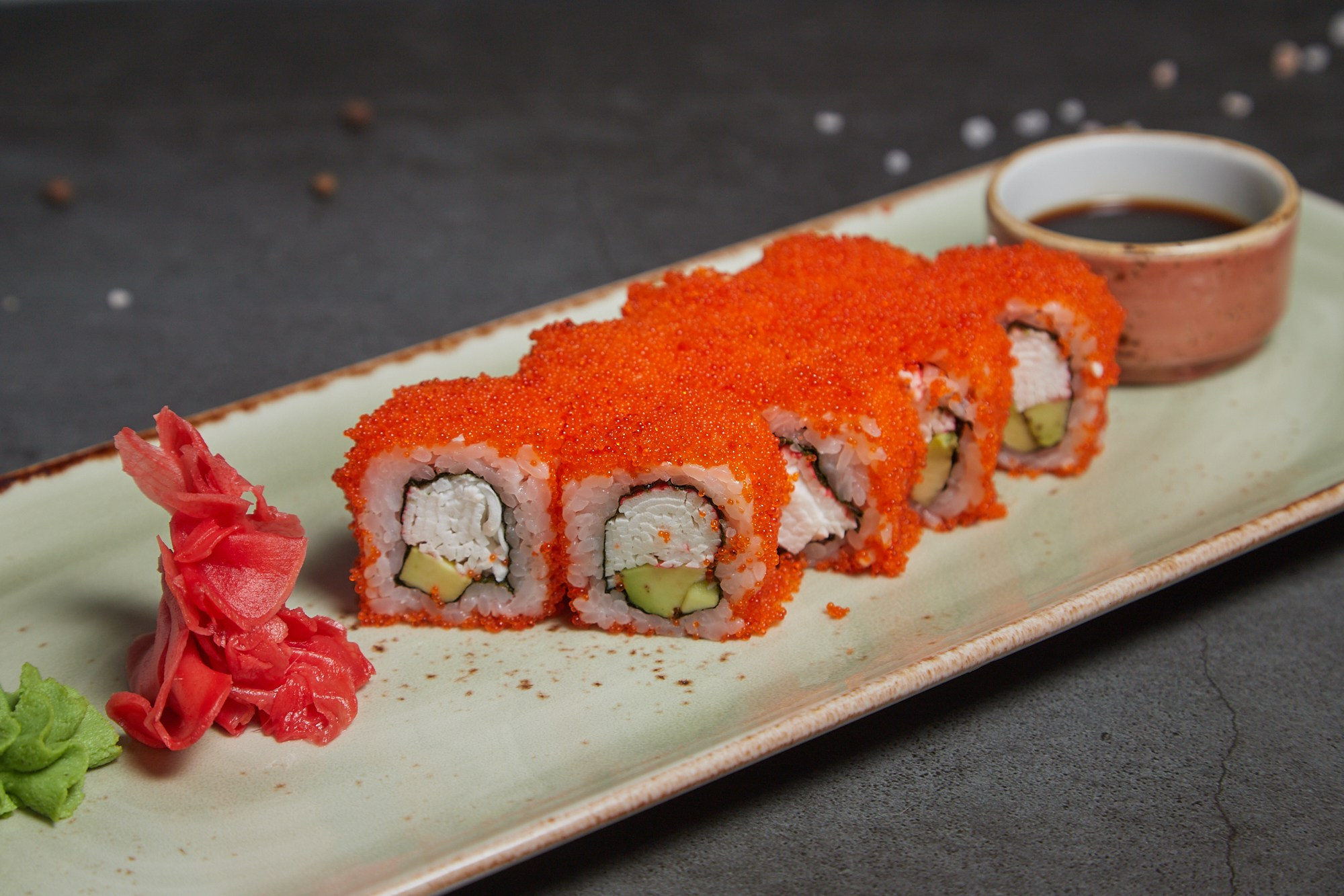 Фуд-фотография роллы калифорния