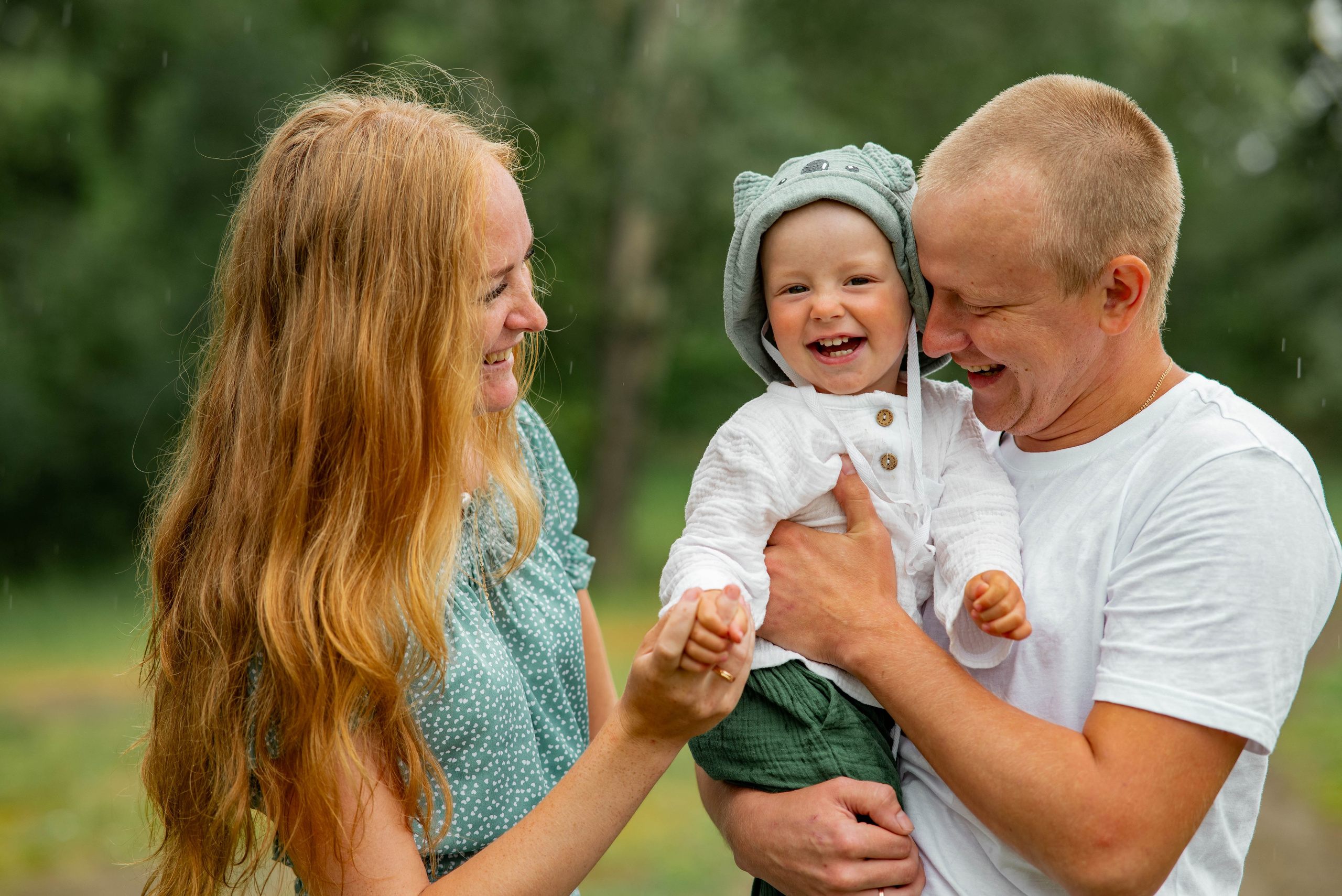 Молодая семья в лесной зоне. Семейный и свадебный фотограф в Абакане Юлия Су