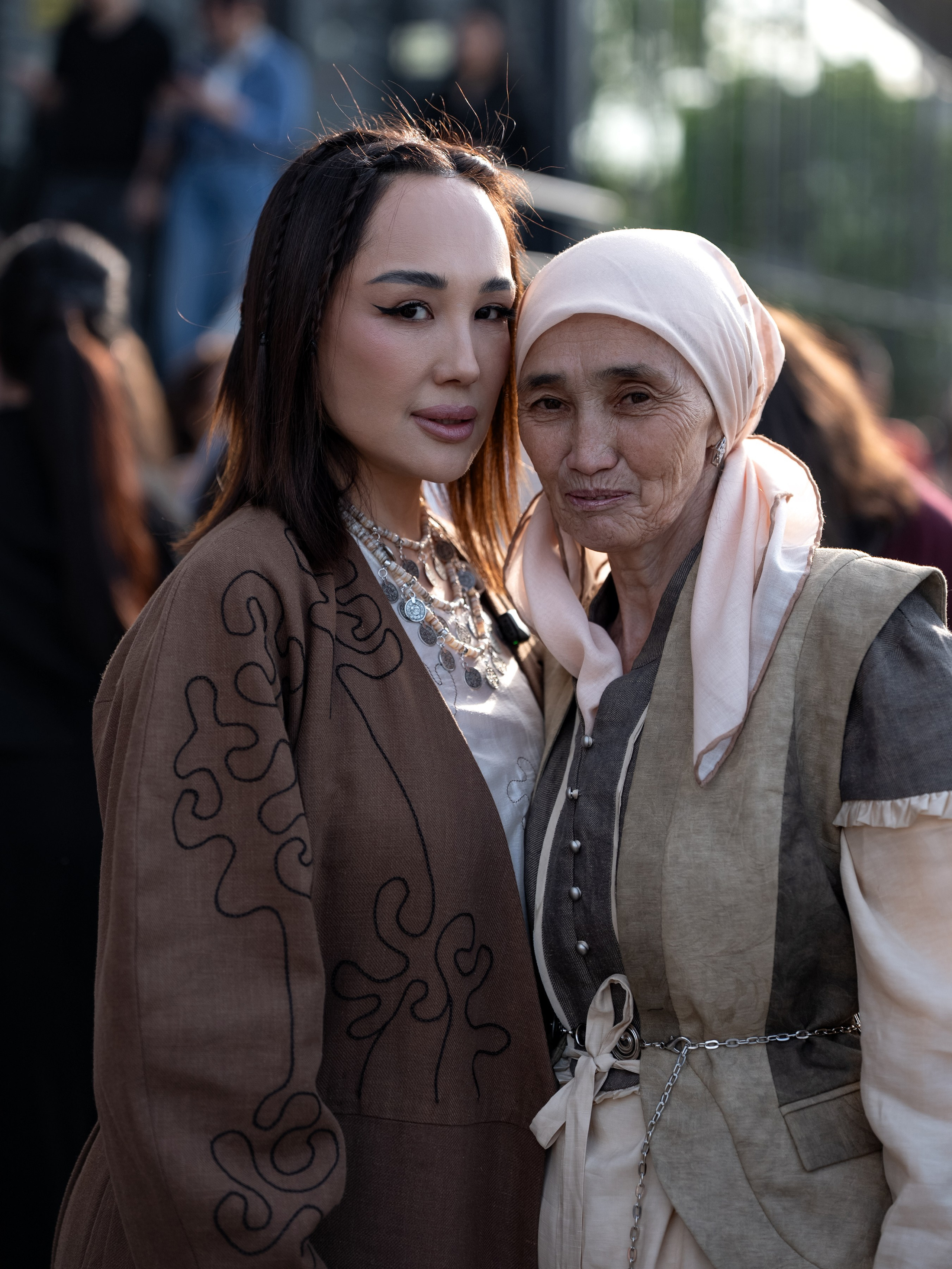 Visa Fashion Week Almaty Pre-Fall 2026 April StreetStyle Day 1. Сайт Алматинского НЮ АРТ, будуар и фэшн фотографа Дениса Карпенко