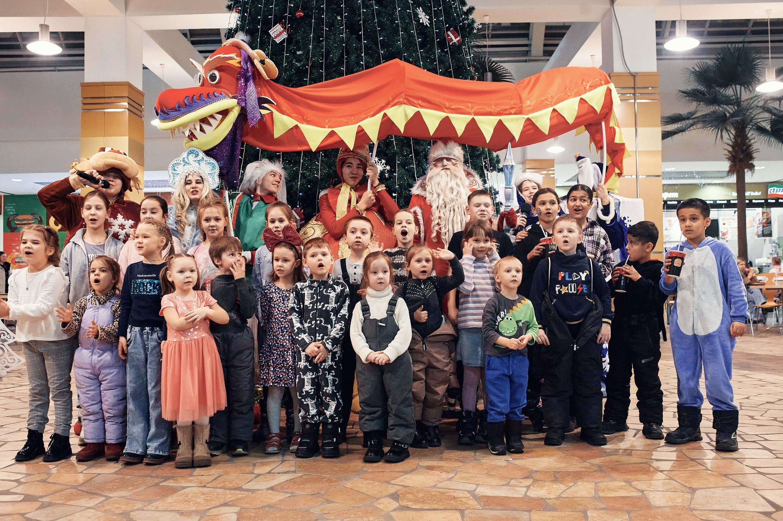 Детский новогодний праздник в ТЦ Июнь. Семейный и репортажной фотограф в Красноярске и Москве Виктор Бабинцев