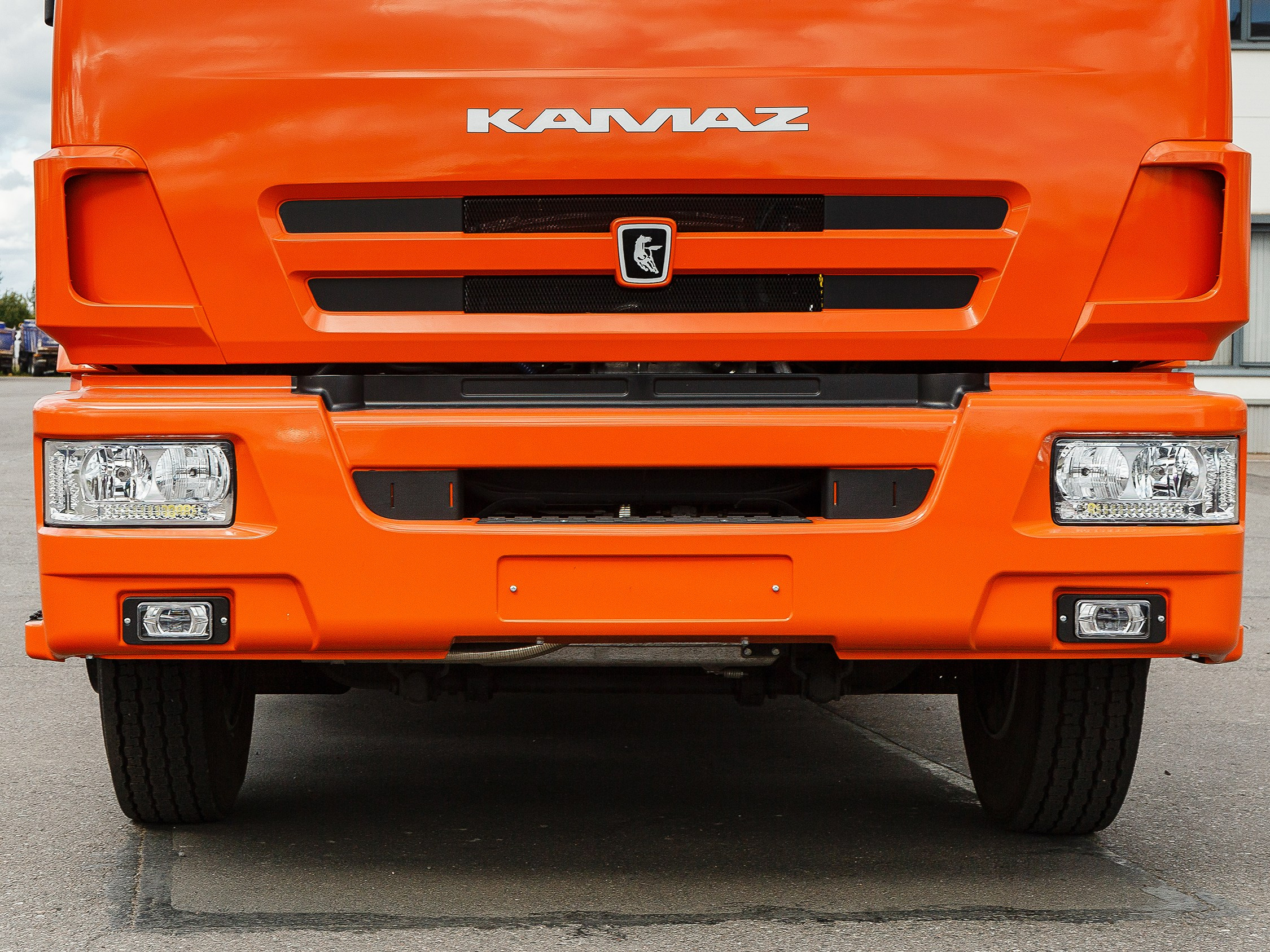 Профессиональная съёмка легковых автомобилей и большегрузов для продажи и контента. Выездная фотосессия спецтехники в Санкт-Петербурге. Репортажный фотограф Сергей Пушкин в СПб. Промышленная фотосъёмка авто. Фотограф для дилеров и производителей. 