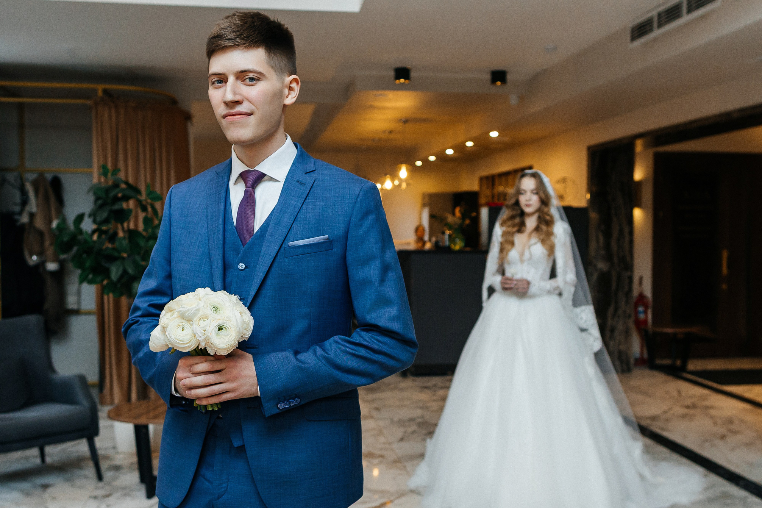 Роскошное утро пары в номере отеля. Олег Сверчков | Свадебный фотограф Вологда