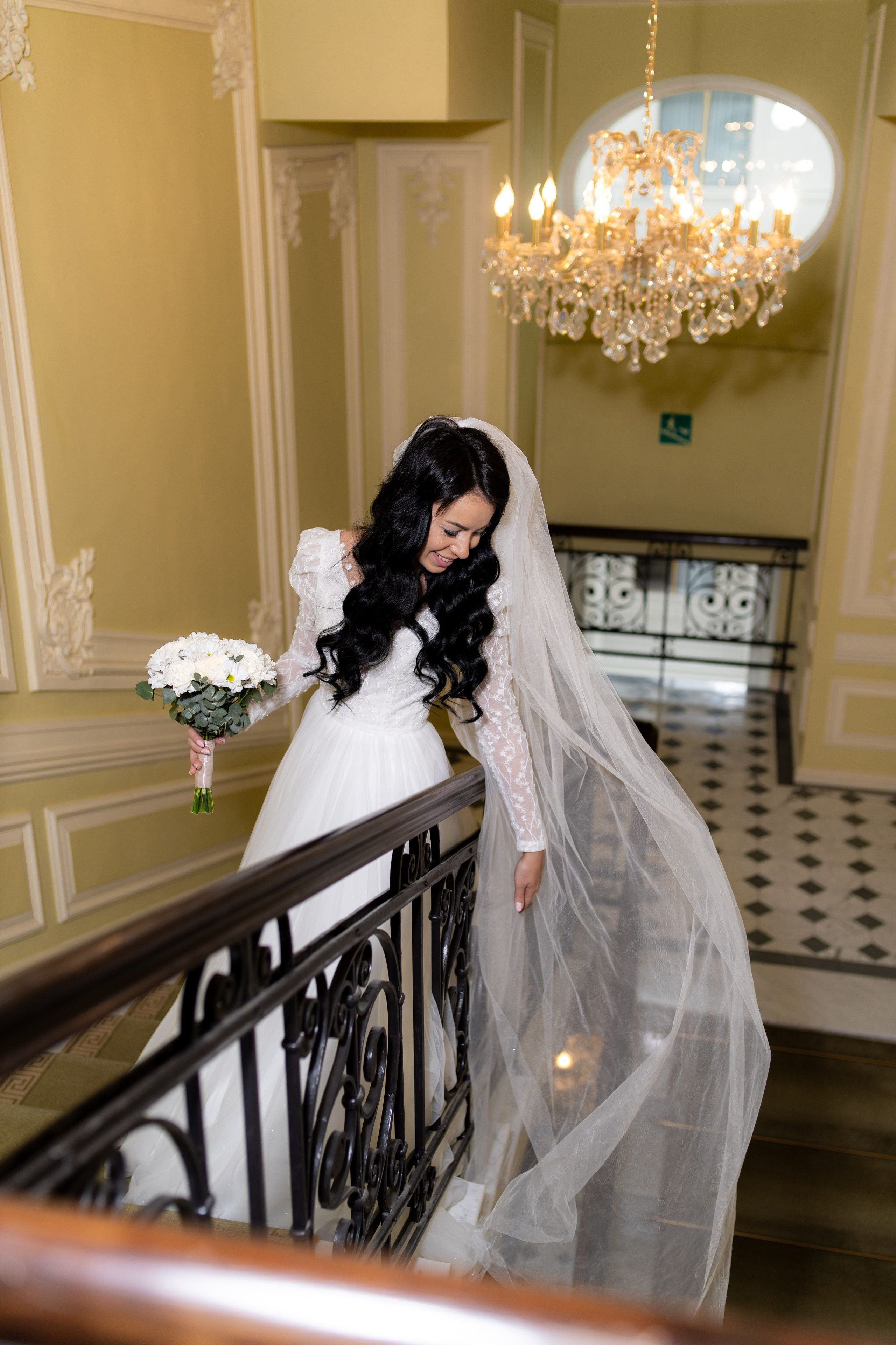 фотосессия невесты на лестнице в отеле Индиго на свадебной фотосессии