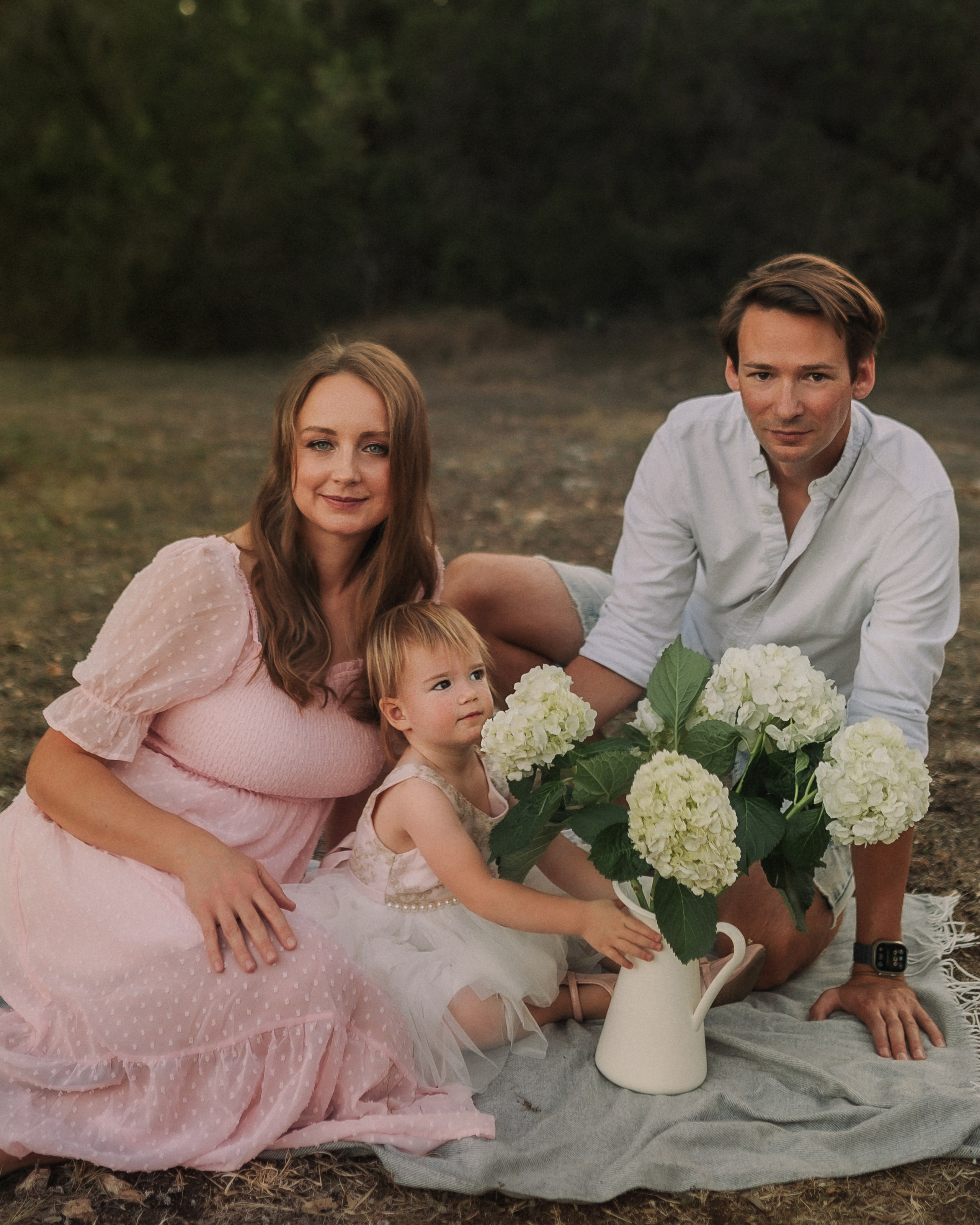 Family snuggles & smiles — cozy family photos