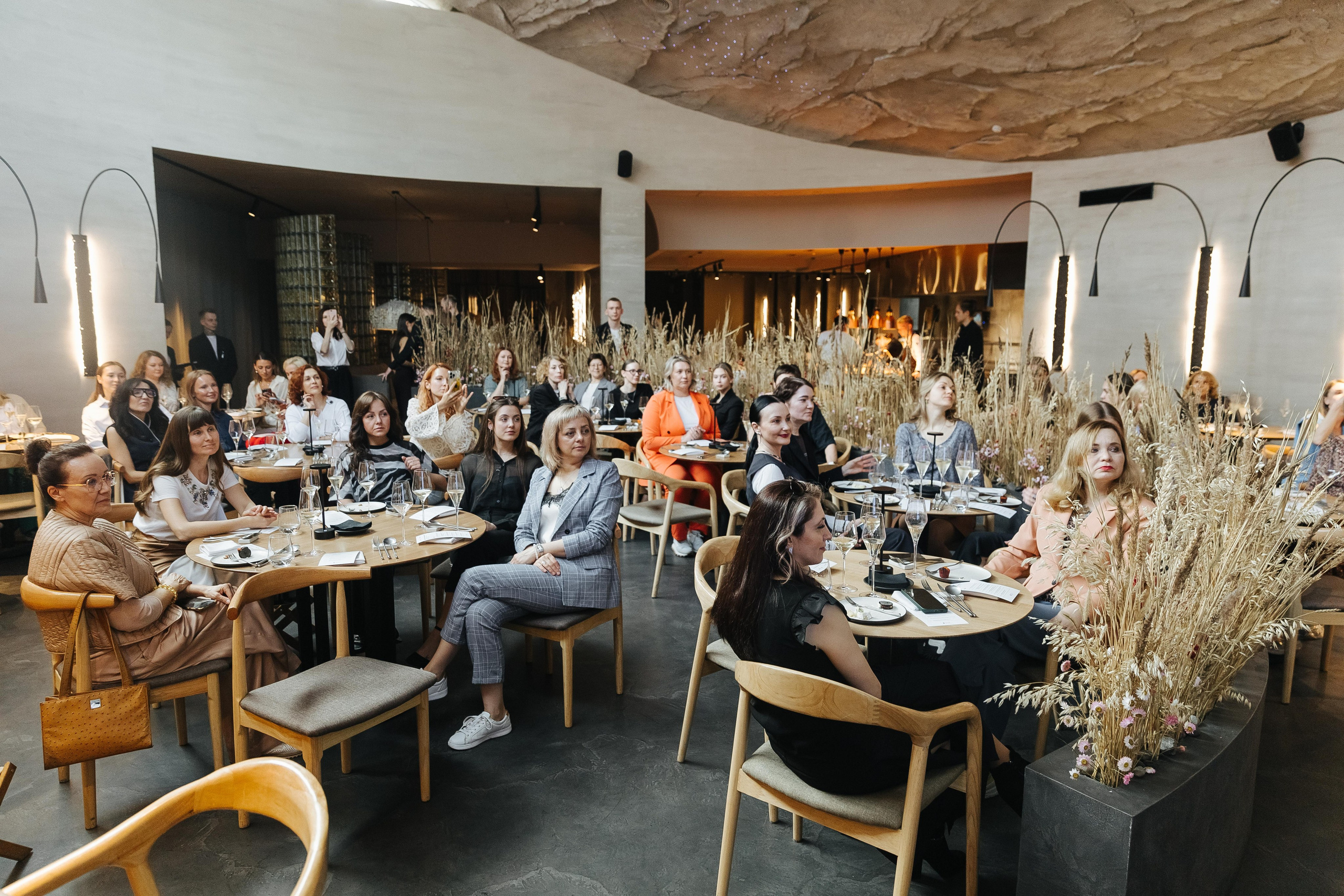 Презентация открытия магазина женской одежды GLVR в ресторане Fresco. Фотограф в Красноярске Надежда Воскресенская