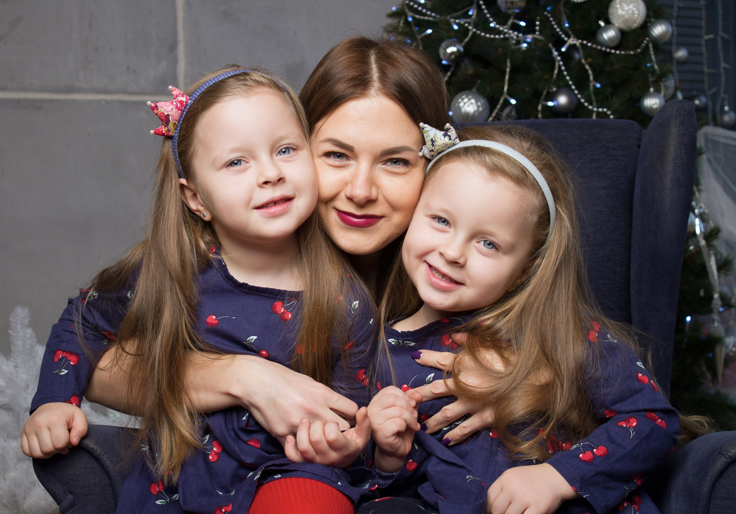 Фотосессия близняшек в студии. Школьные выпускные альбомы в Москве Марина Николаева