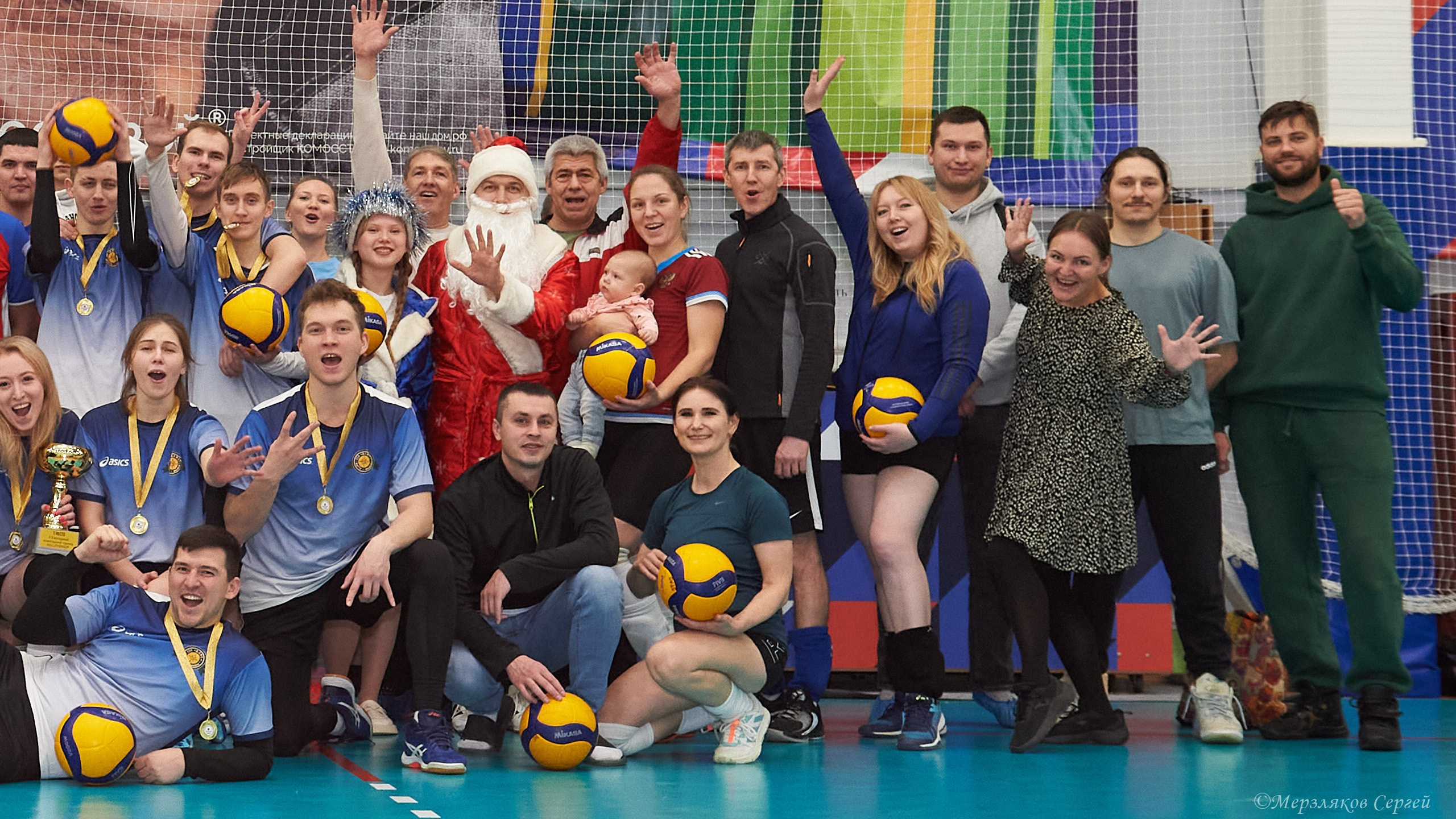Новогодний волейбольный турнир. Ижевск. 16.12.23. Спортивный репортажный фотограф в Ижевске Сергей Мерзляков
