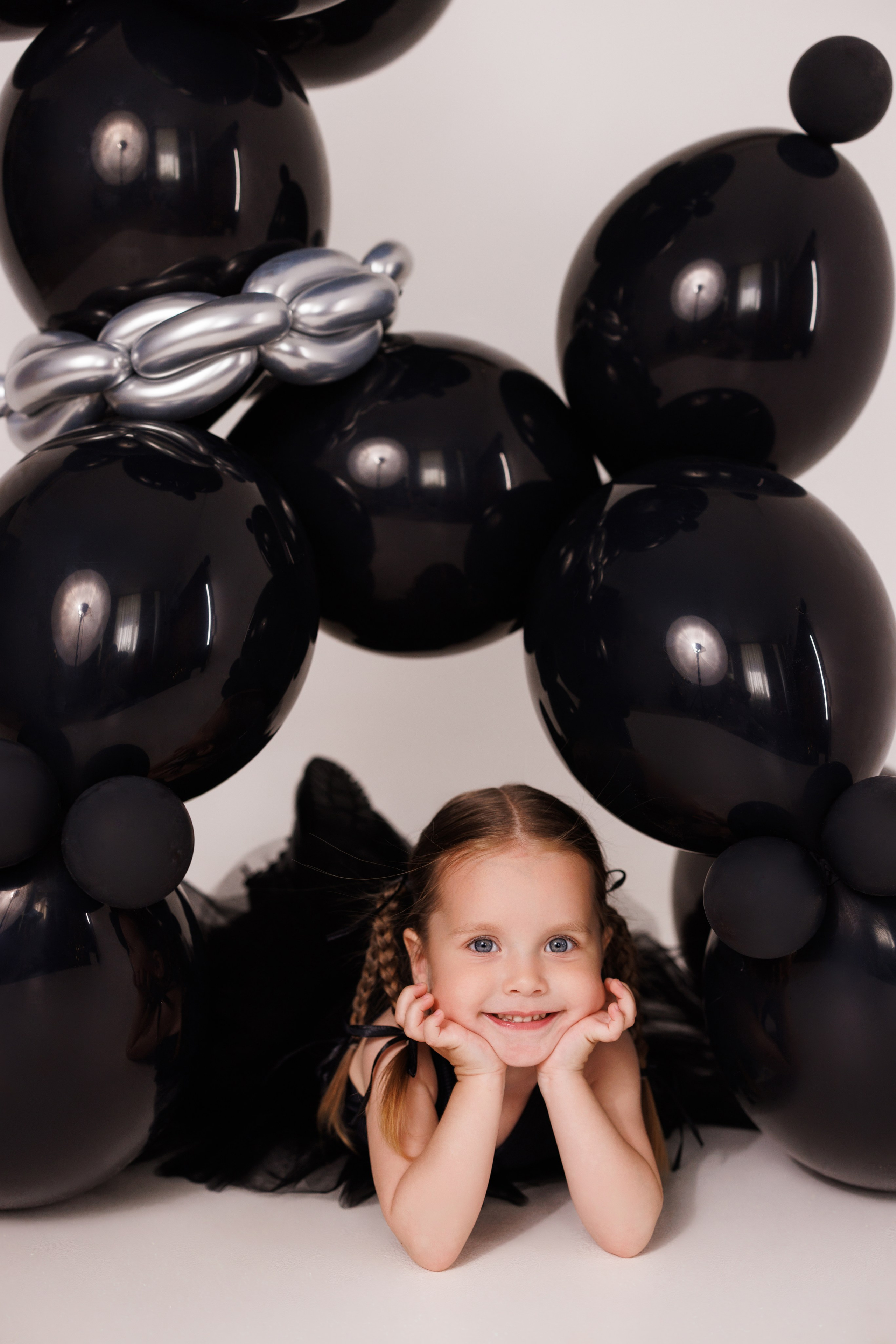 Стильная детская фотосессия с собачками из шариков, для девочек и мальчиков. Семейный и детский фотограф в Краснодаре Анна Трашкова