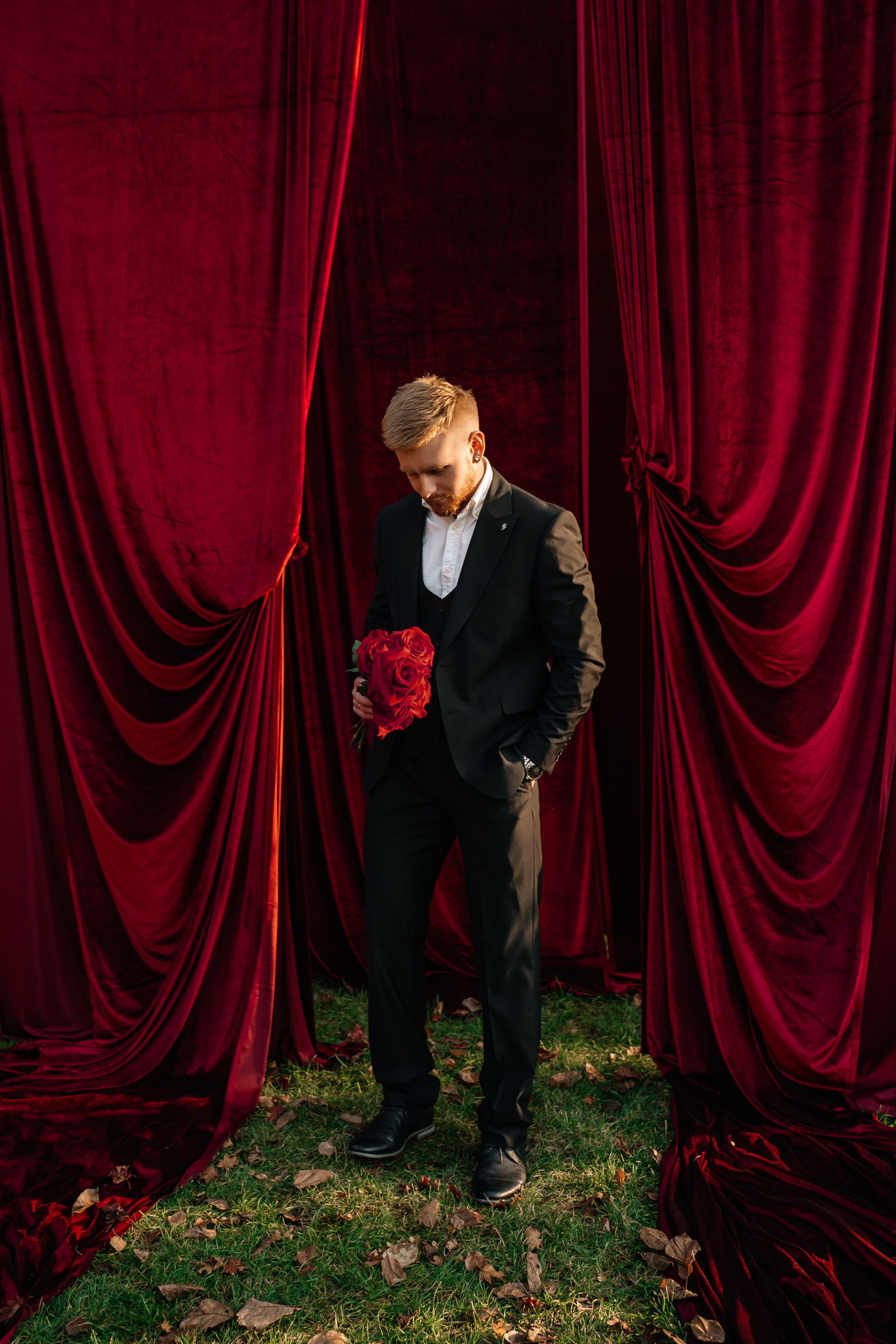 Свадебная церемония на фотозоне из красного бархата. Свадебный фотограф Елена Рякина