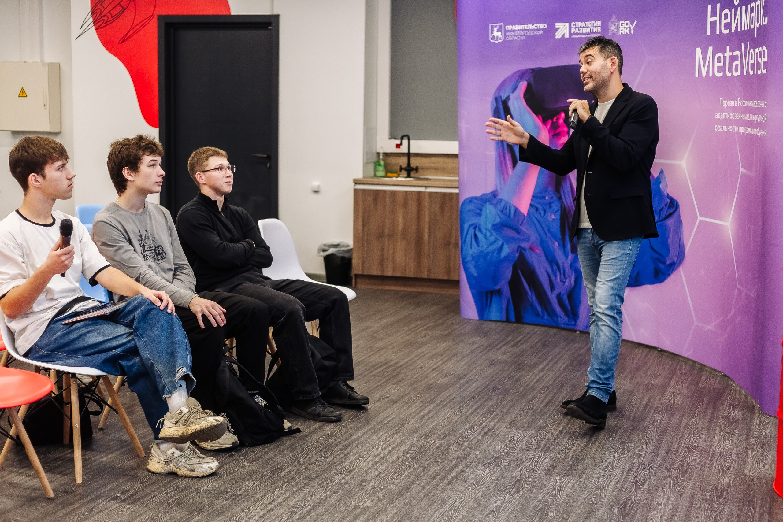 Неймарк. Лекторий. Репортажный и портретный фотограф в Нижнем Новгороде Максим Горшков