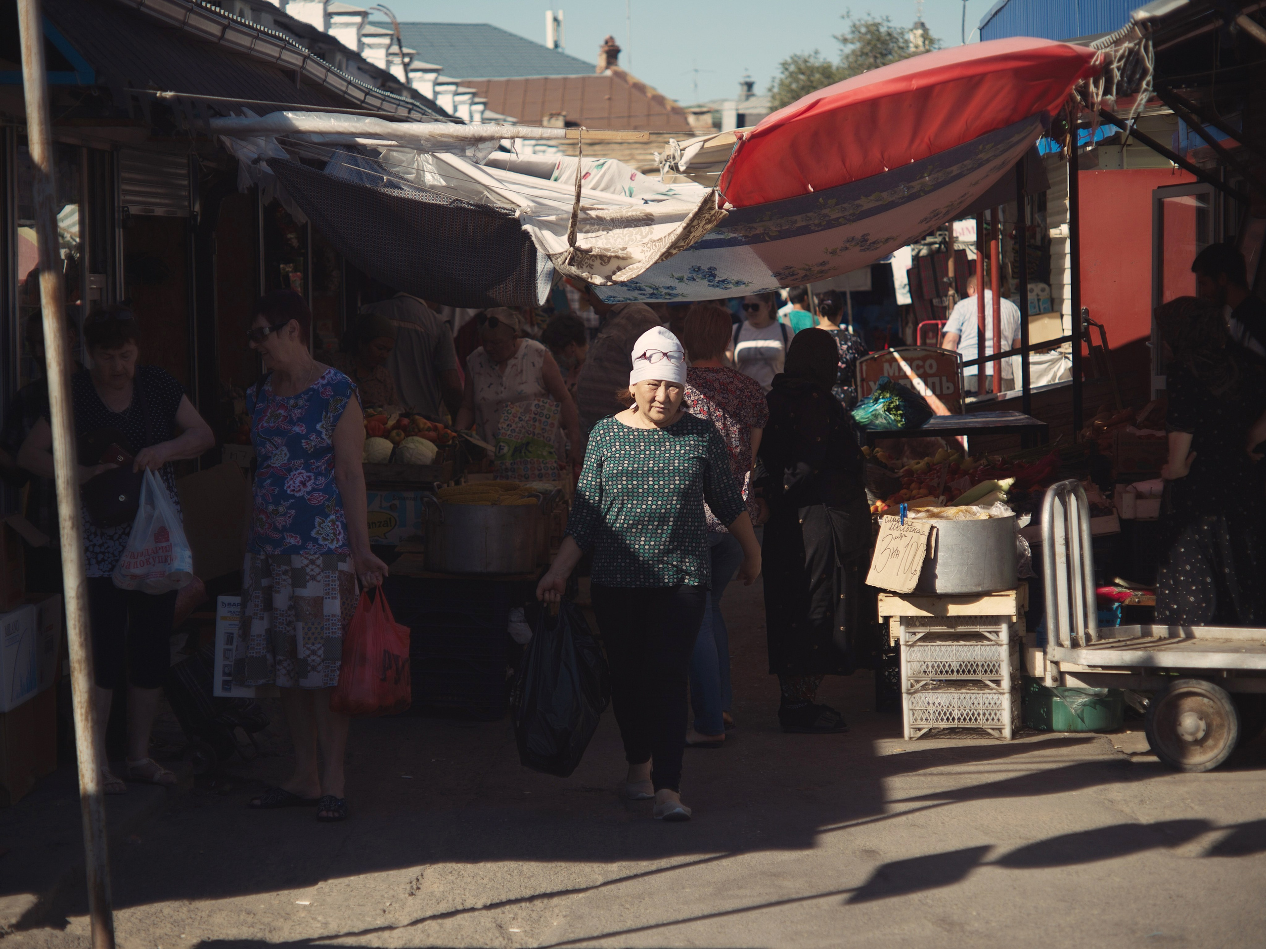 Bolshye Isady, a huge oriental-type bazaar