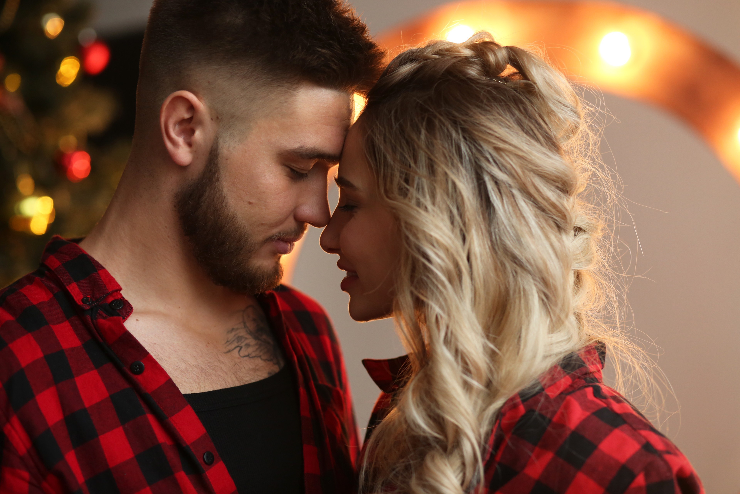 Love Story для пары. Фотосессия в студии в Москве от профессионального фотографа услуги по доступным ценам